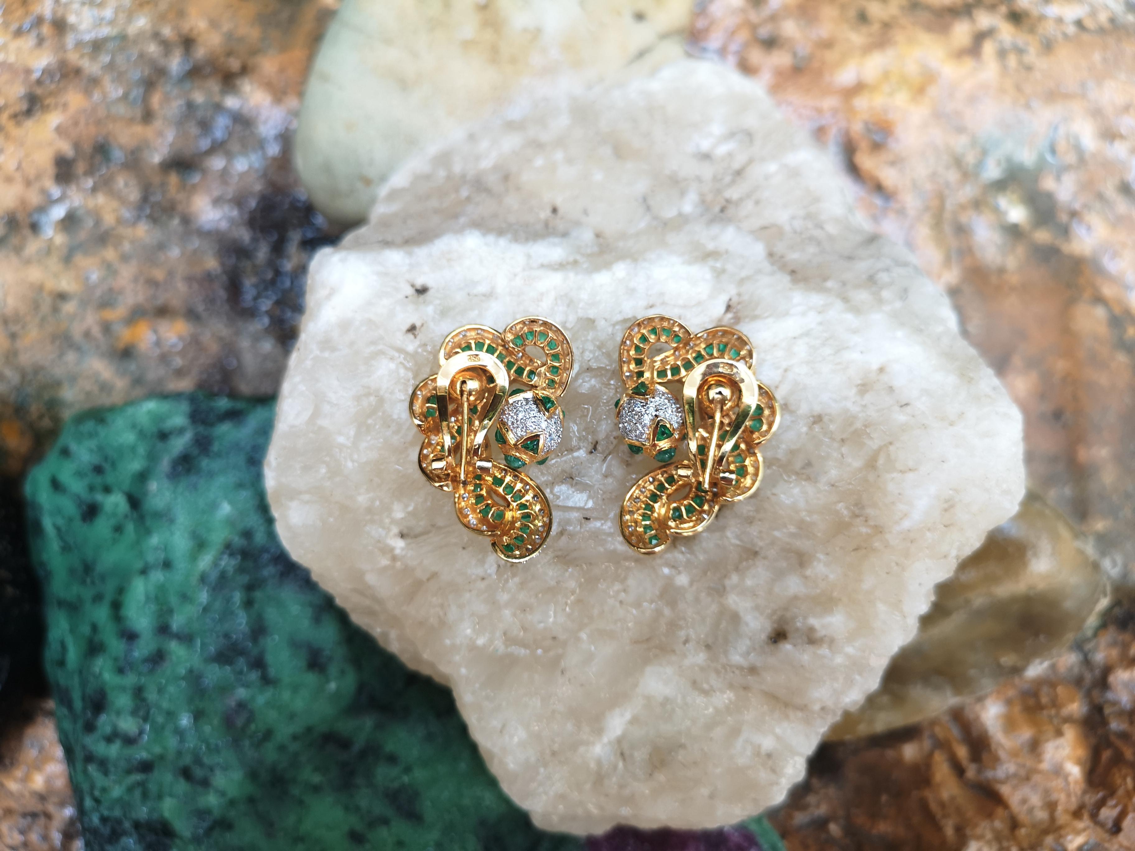 Emerald with Diamond Earrings Set in 18 Karat Gold Settings In New Condition For Sale In Bangkok, TH