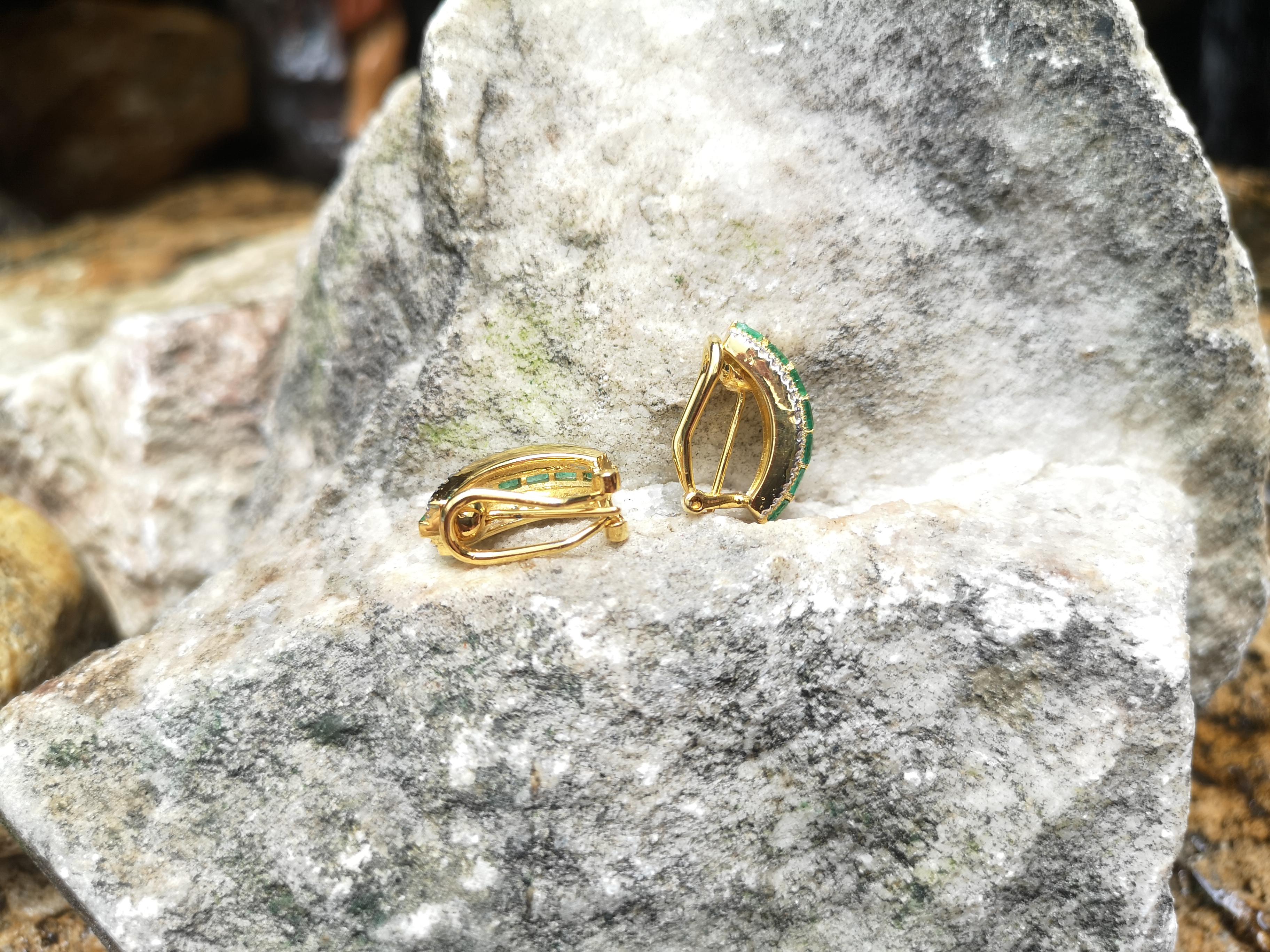 Smaragd- und Diamant-Ohrringe in 18 Karat Goldfassung im Zustand „Neu“ im Angebot in Bangkok, TH