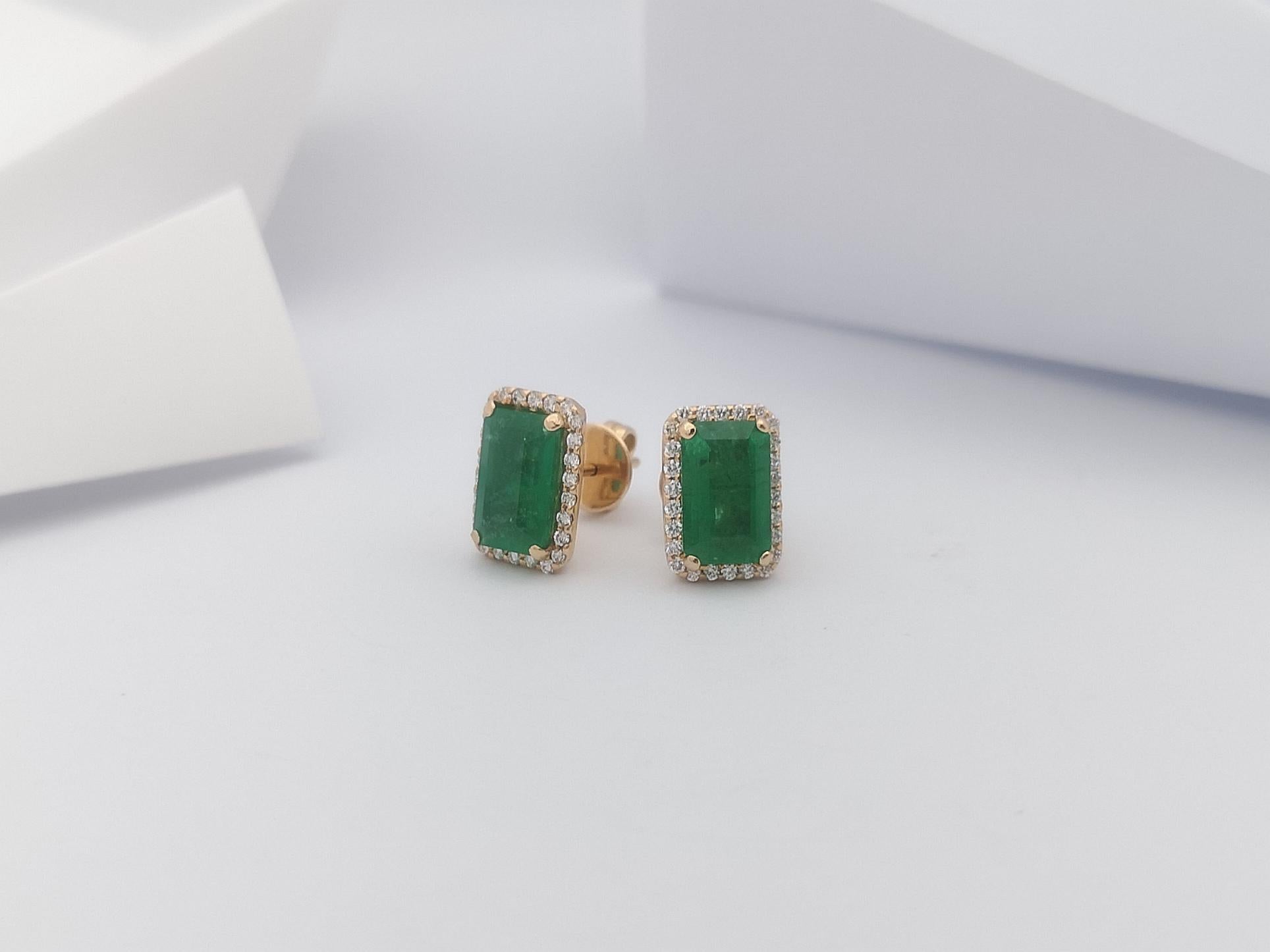 Emerald with Diamond Earrings Set in 18 Karat Rose Gold Settings In New Condition For Sale In Bangkok, TH