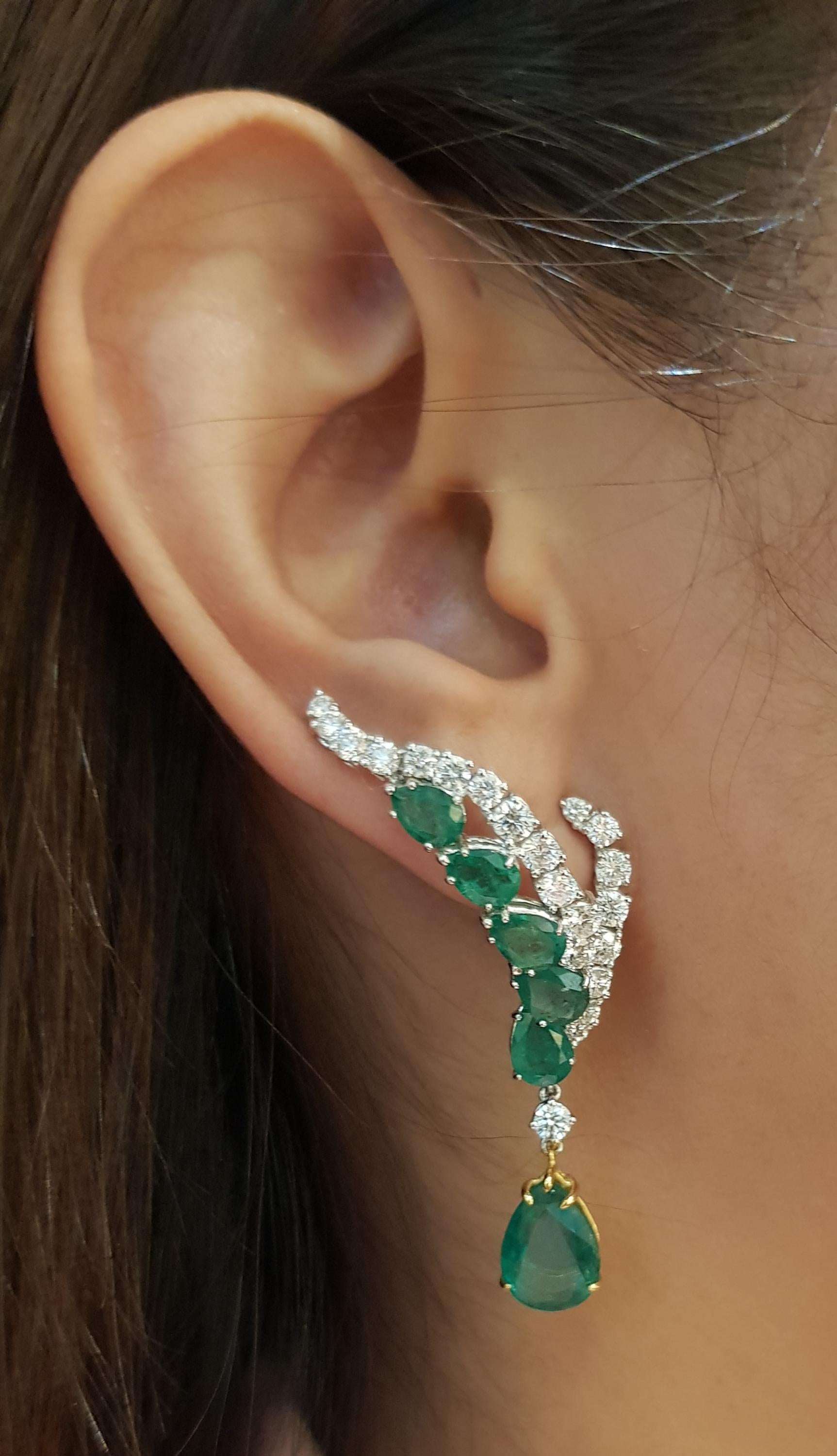 Boucles d'oreilles composées d'une émeraude de 5,81 carats, d'un diamant de 2,75 carats et d'une émeraude de 5,71 carats sertis dans une monture en or blanc 18 carats

Largeur :  1.8 cm 
Longueur :  6.0 cm
Poids total : 12,97 grammes

