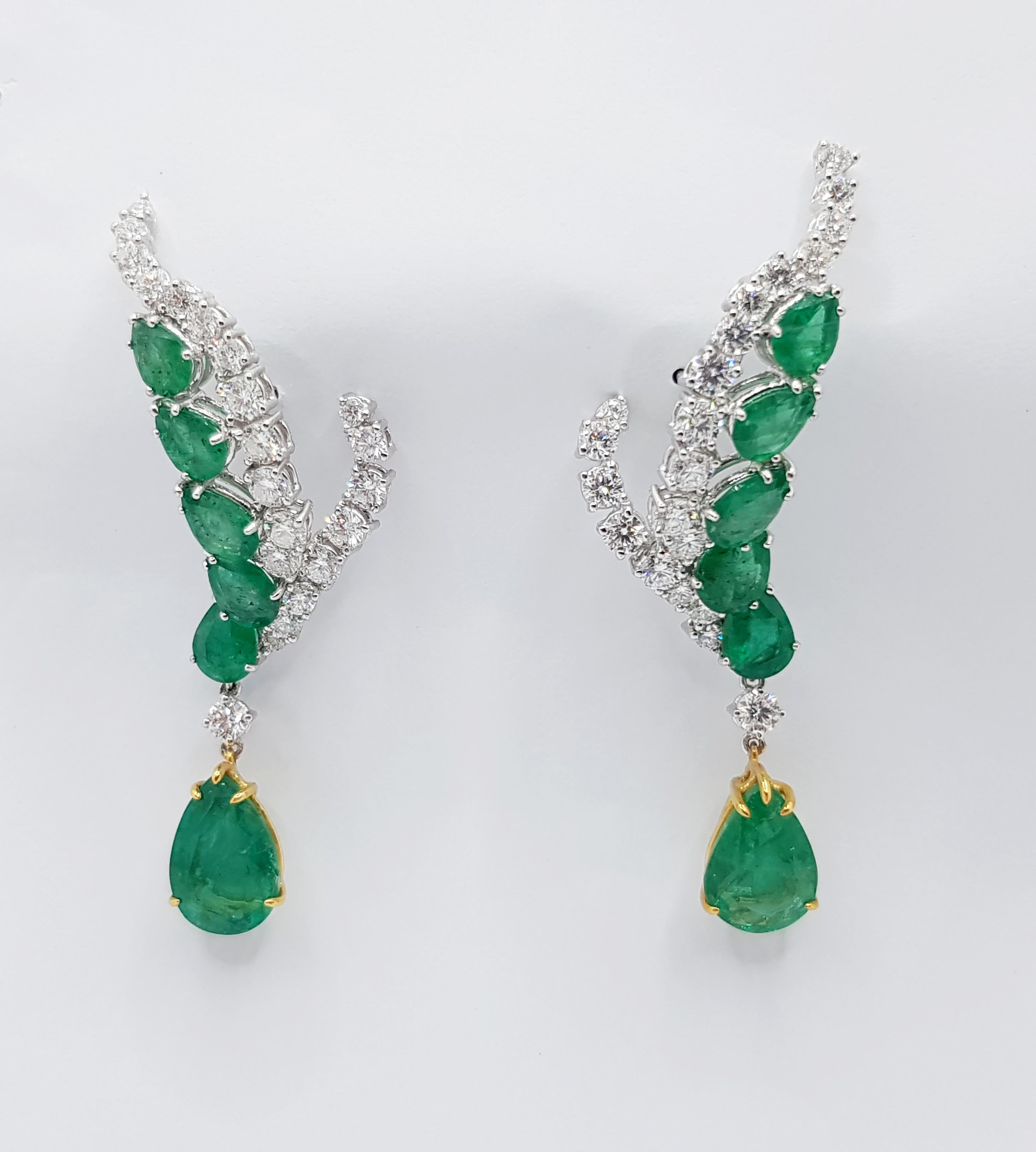 Contemporain Boucles d'oreilles en or blanc 18 carats serties d'émeraudes et de diamants en vente