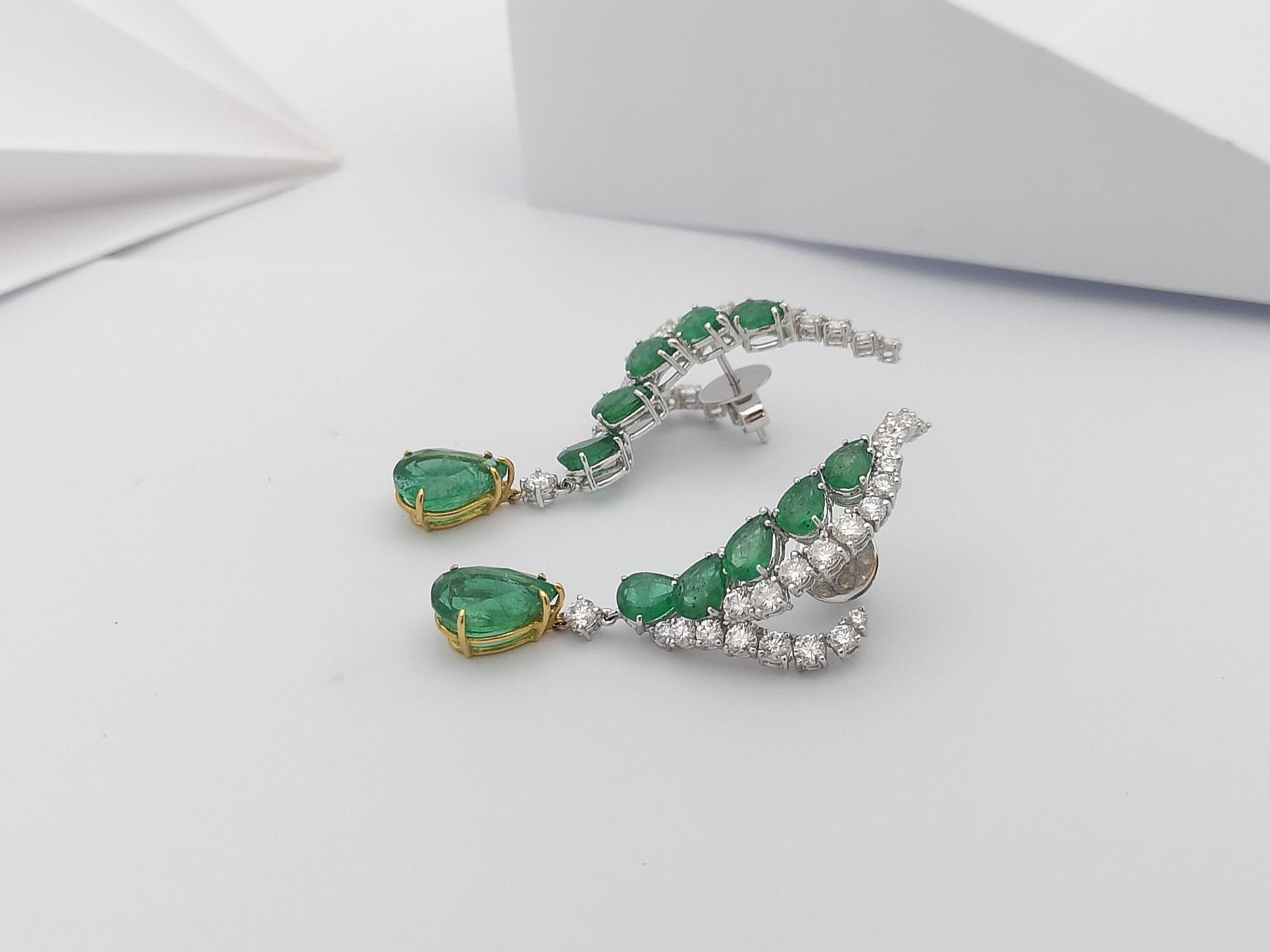 Taille mixte Boucles d'oreilles en or blanc 18 carats serties d'émeraudes et de diamants en vente