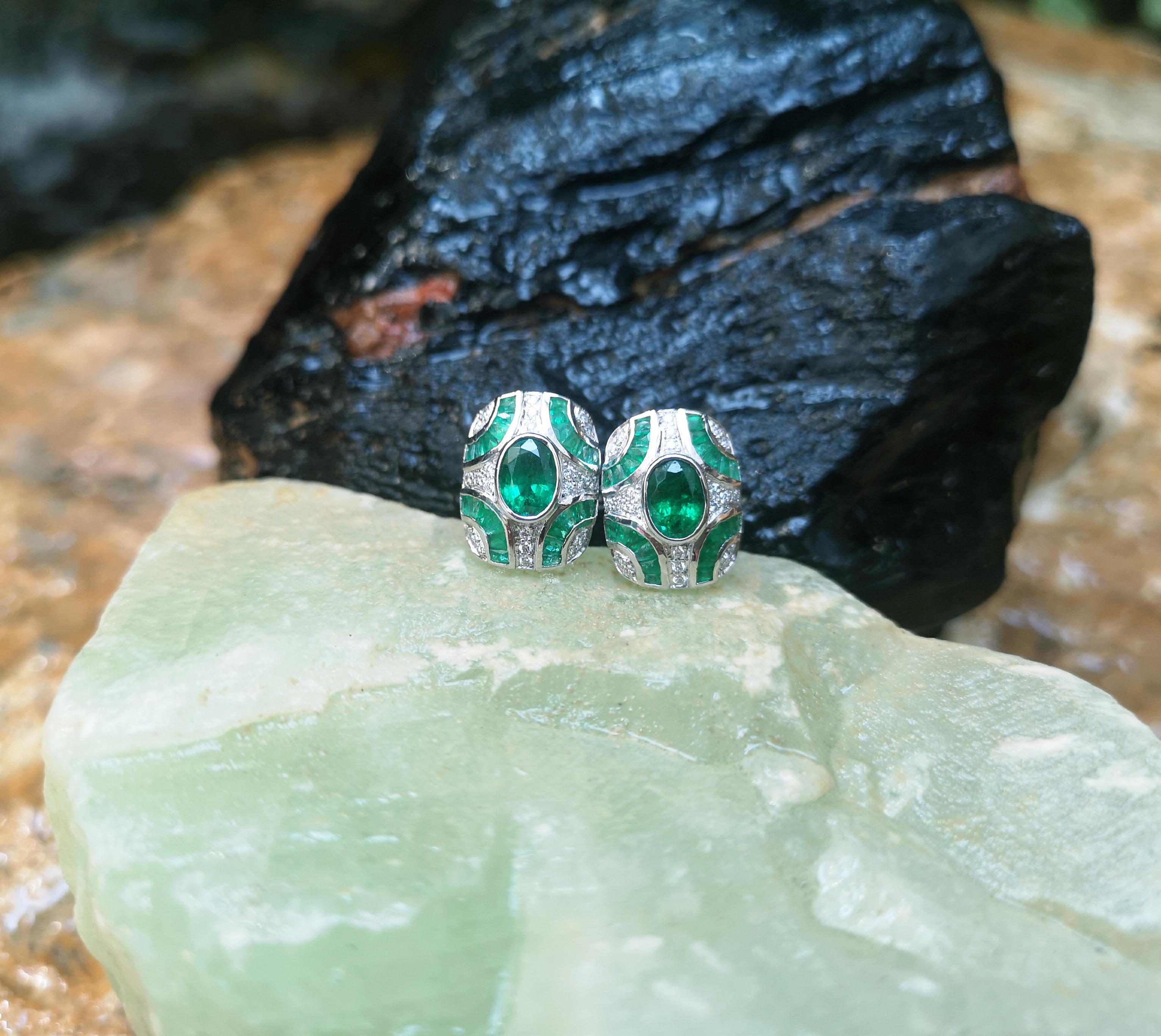 Emerald with Diamond Earrings Set in 18 Karat White Gold Settings In New Condition In Bangkok, TH