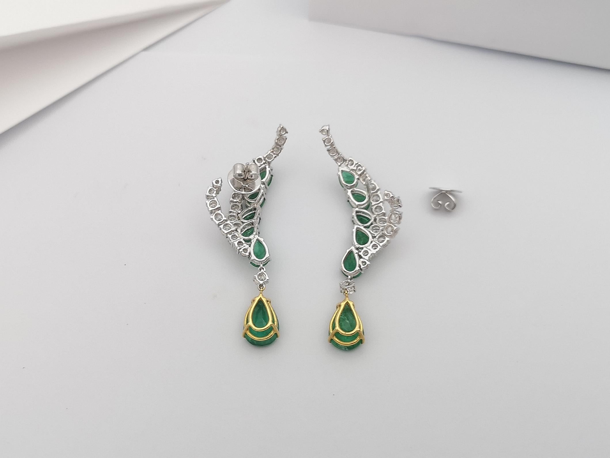 Boucles d'oreilles en or blanc 18 carats serties d'émeraudes et de diamants Neuf - En vente à Bangkok, TH
