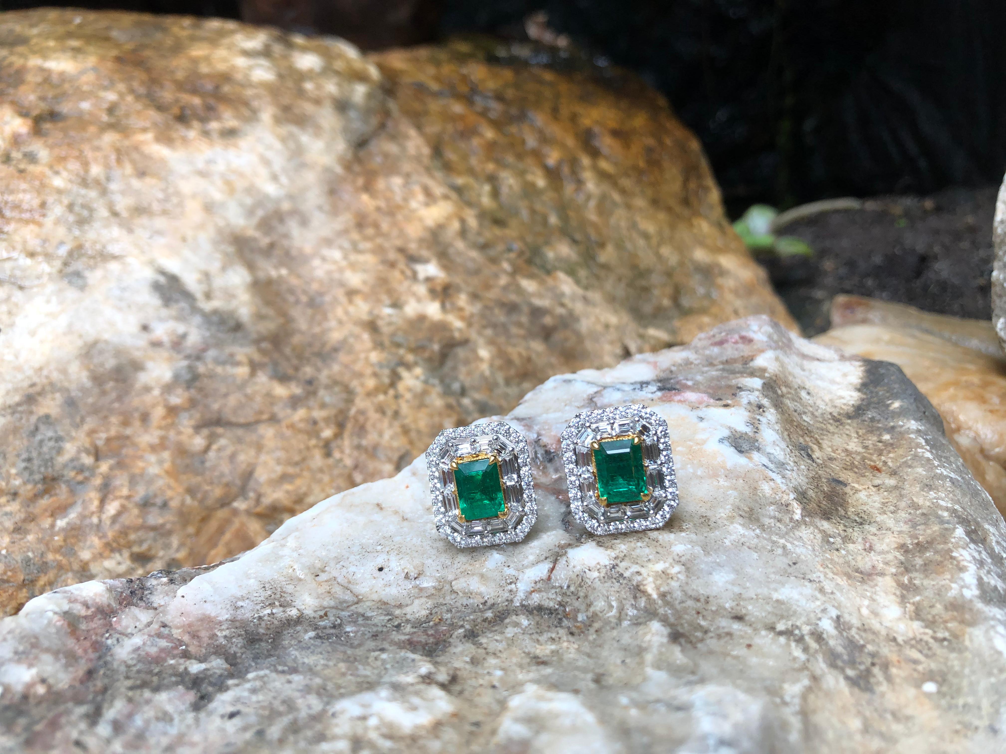 Emerald with Diamond Earrings Set in 18 Karat White Gold Settings In New Condition For Sale In Bangkok, TH