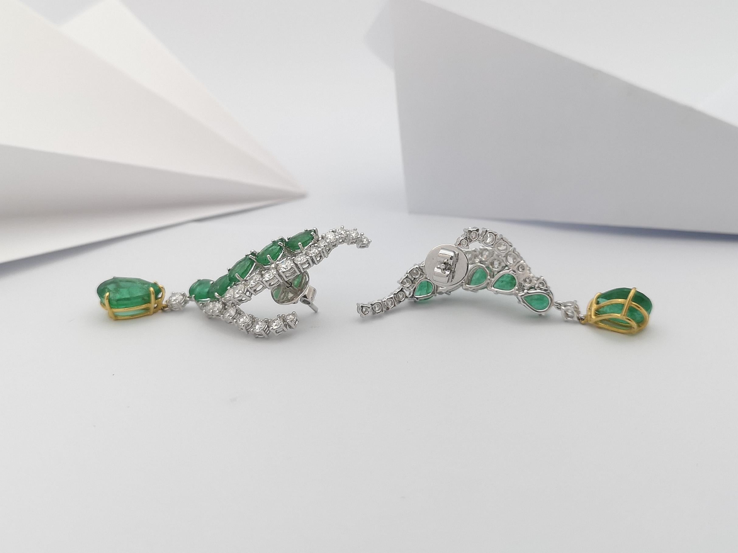 Boucles d'oreilles en or blanc 18 carats serties d'émeraudes et de diamants Pour femmes en vente
