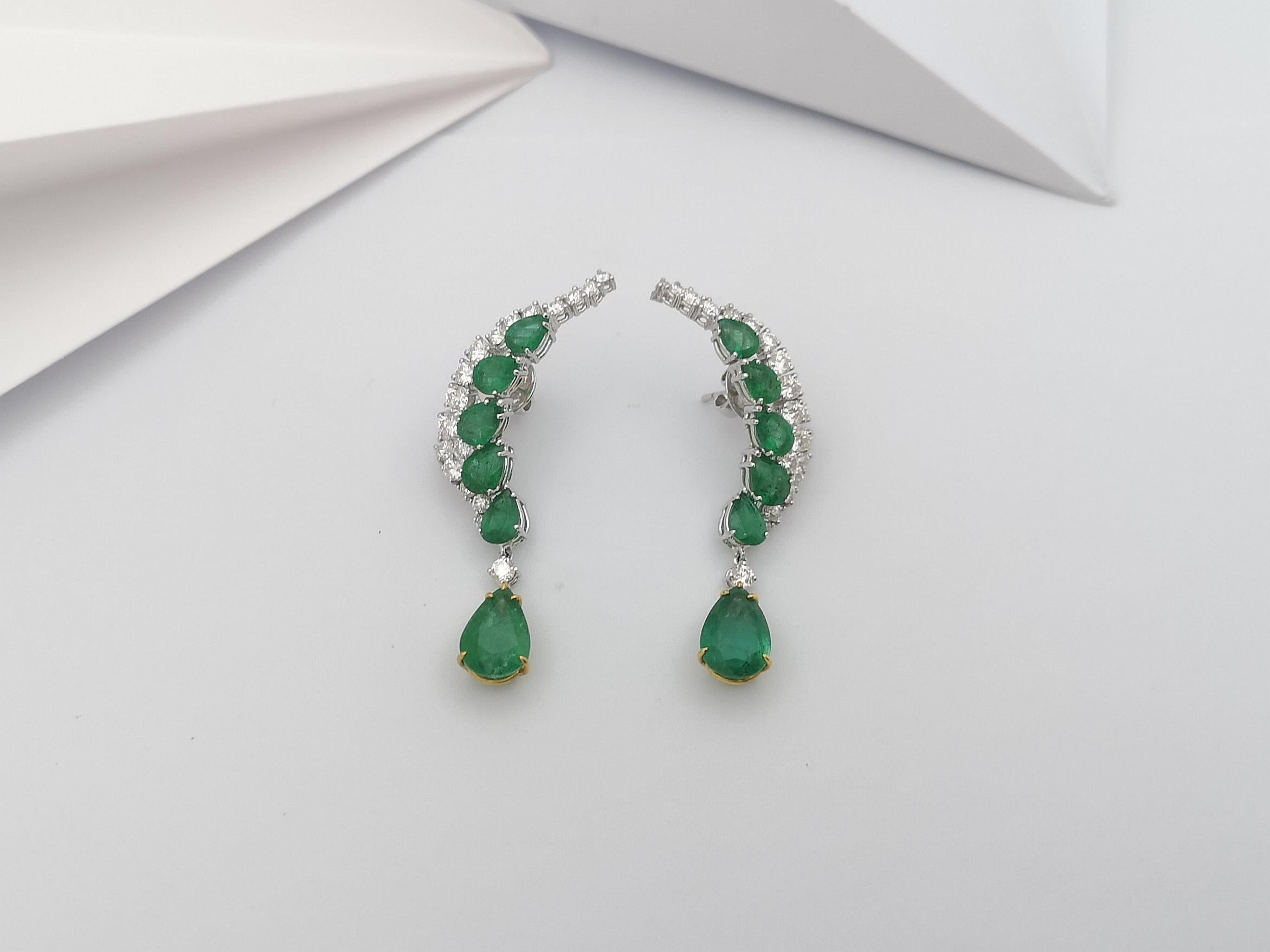 Boucles d'oreilles en or blanc 18 carats serties d'émeraudes et de diamants en vente 1