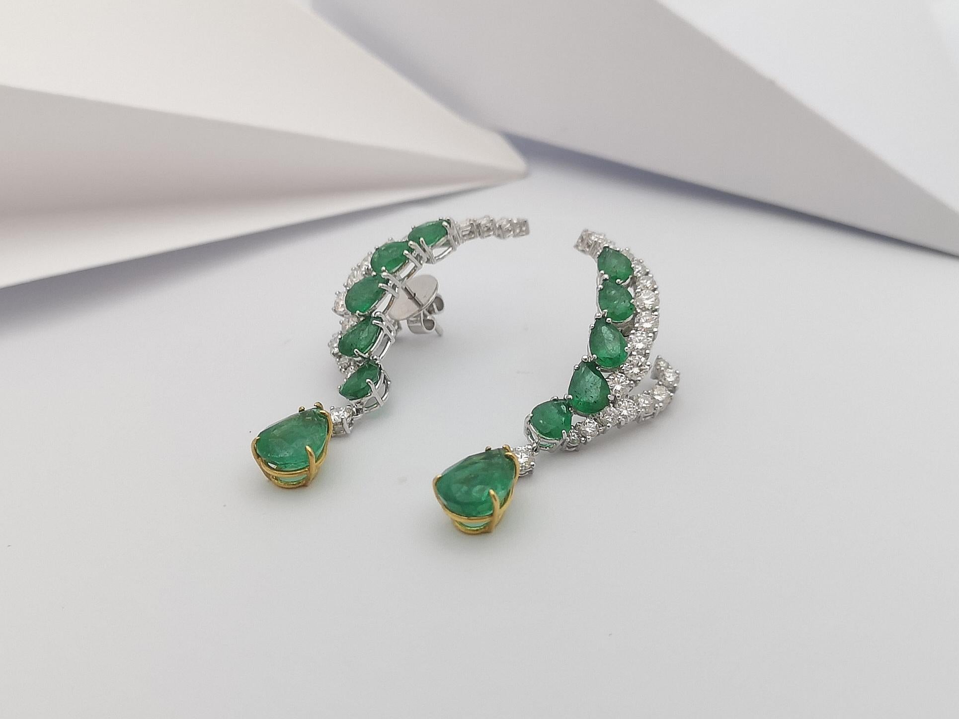 Boucles d'oreilles en or blanc 18 carats serties d'émeraudes et de diamants en vente 2