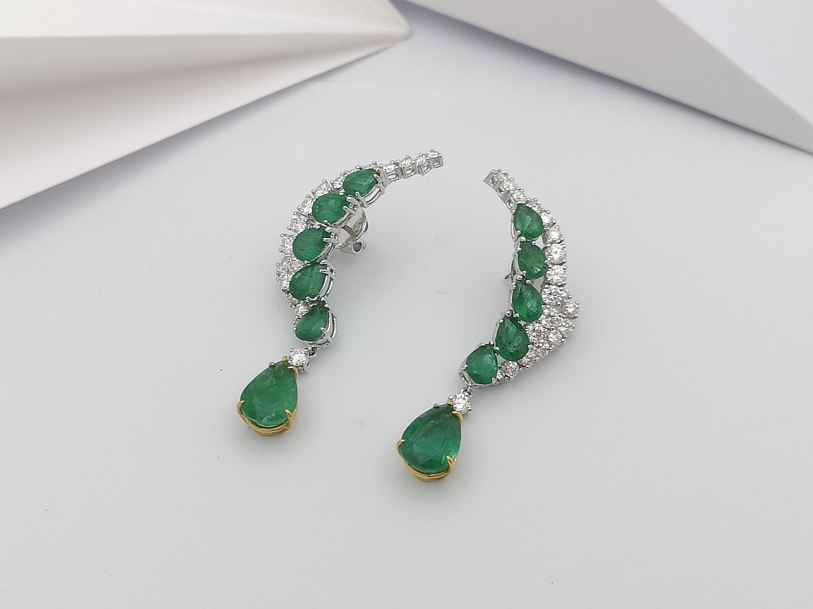 Boucles d'oreilles en or blanc 18 carats serties d'émeraudes et de diamants en vente 3
