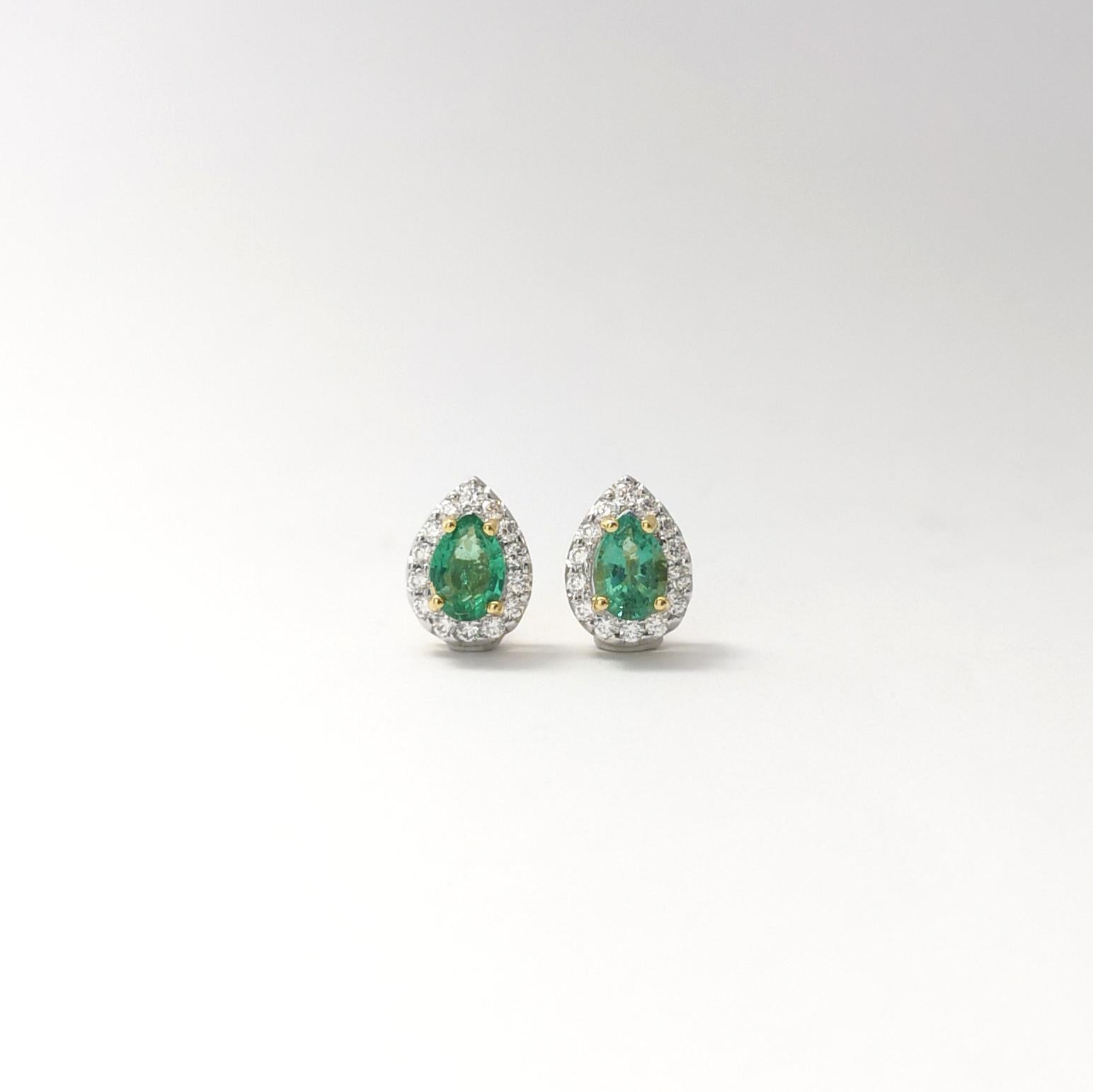 Emerald with Diamond Earrings set in 18K Gold Settings In New Condition For Sale In Bangkok, TH