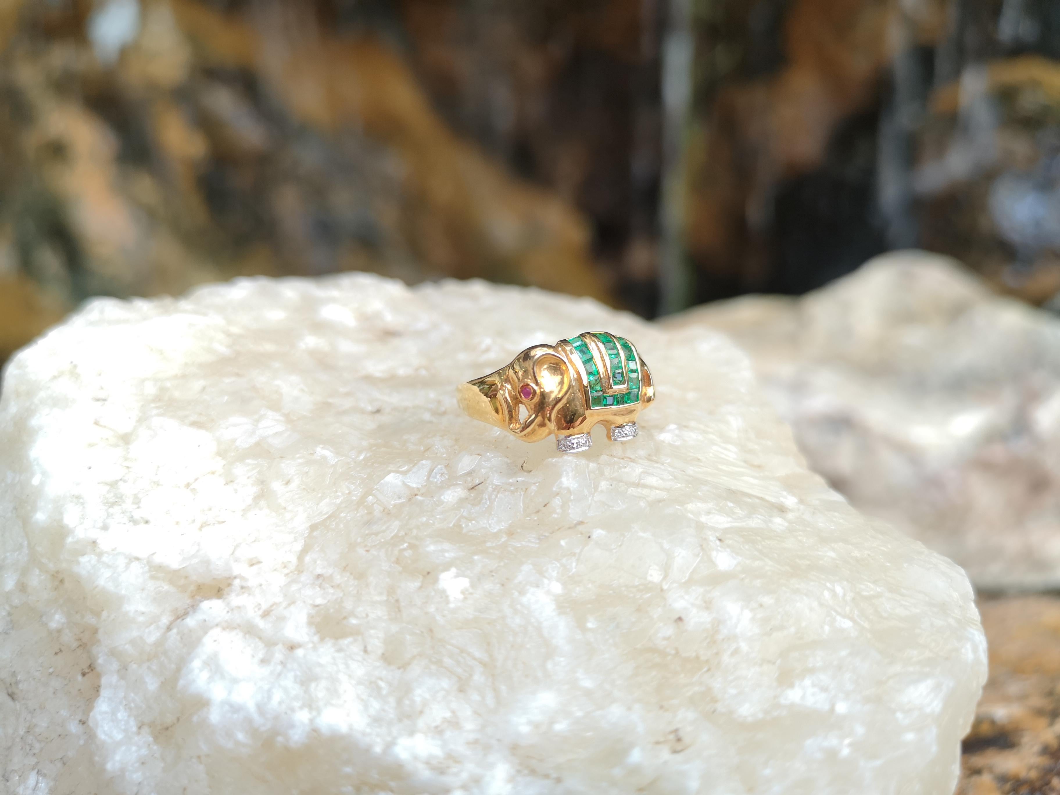 Emerald with Diamond Elephant Ring Set in 18 Karat Gold Settings In New Condition For Sale In Bangkok, TH