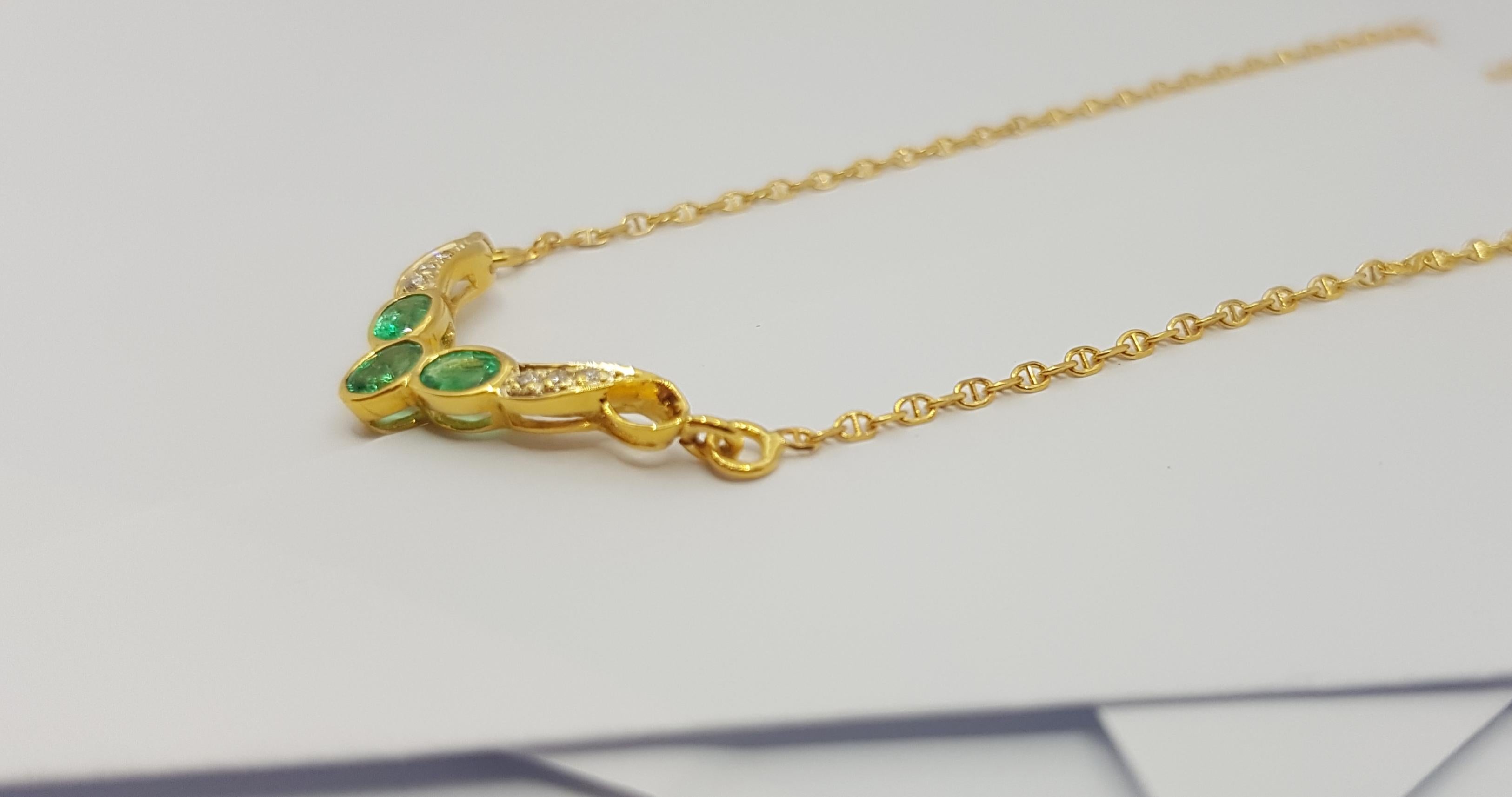 Emerald with Diamond Necklace Set in 18 Karat Gold Setting For Sale 5