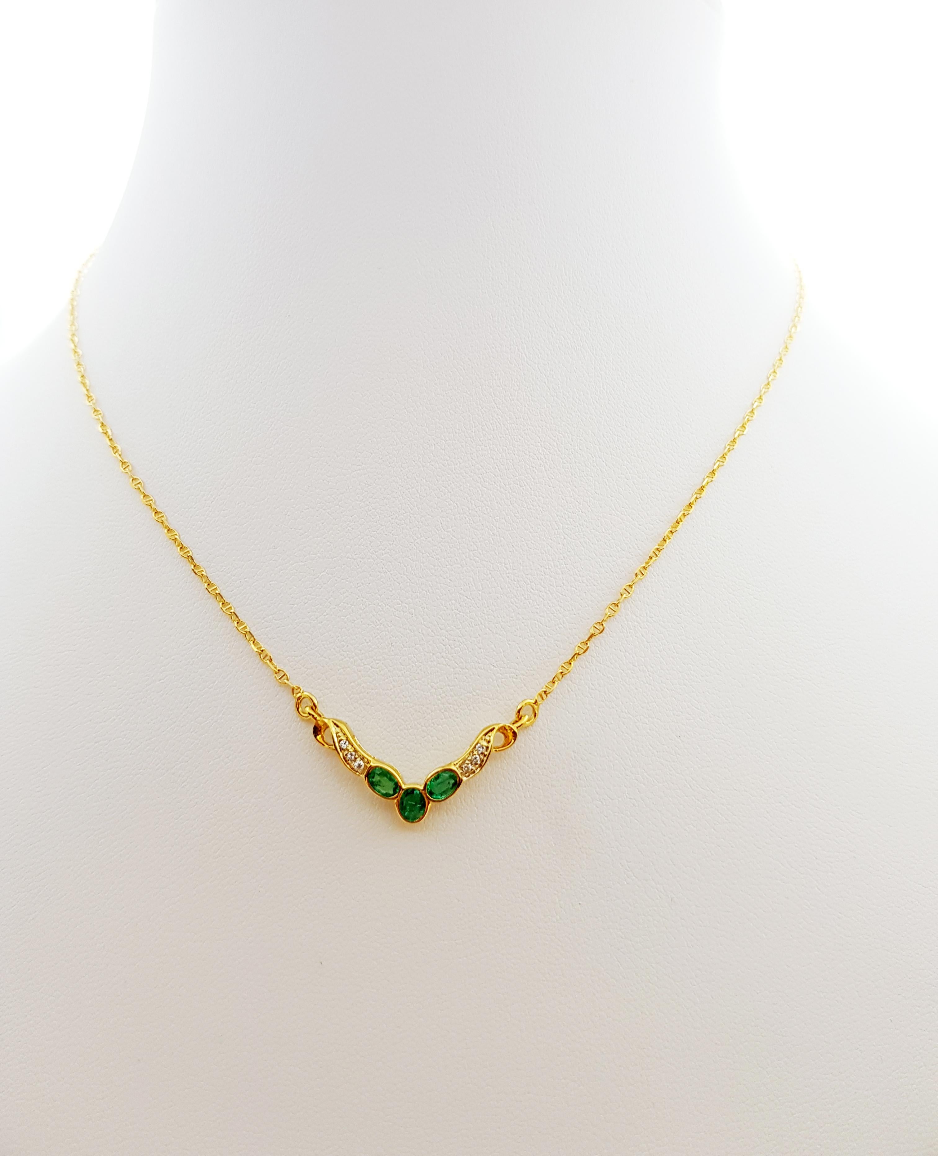 Smeraldo da 0,48 carati e diamante da 0,04 carati in montatura d'oro da 18 carati

Larghezza: 1.5 cm 
Lunghezza: 42,0 cm
Peso totale: 3,69 grammi

