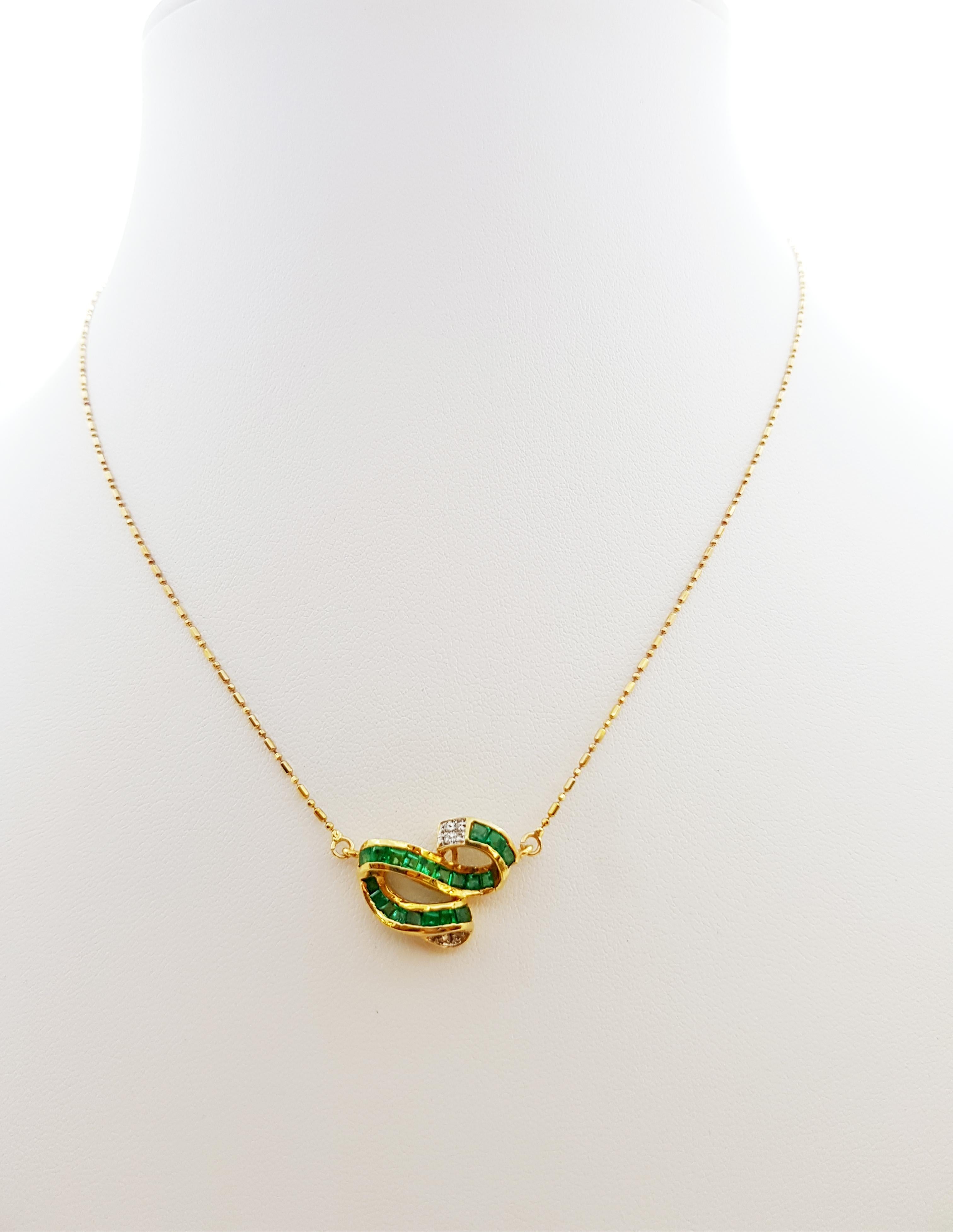 Smaragd 1,10 Karat mit Diamant 0,03 Karat Halskette in 18 Karat Goldfassung

Breite: 1,5 cm 
Länge: 43,5 cm
Gesamtgewicht: 5,09 Gramm

