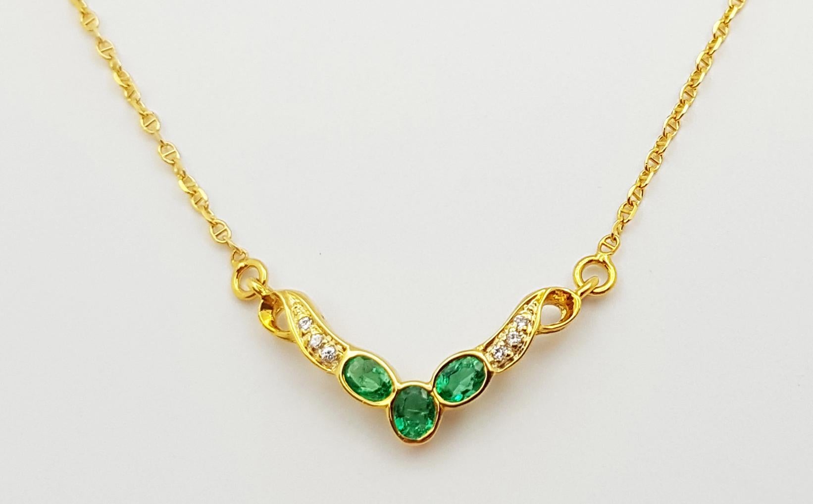 Contemporaneo Collana di smeraldi e diamanti con montatura in oro 18 carati in vendita
