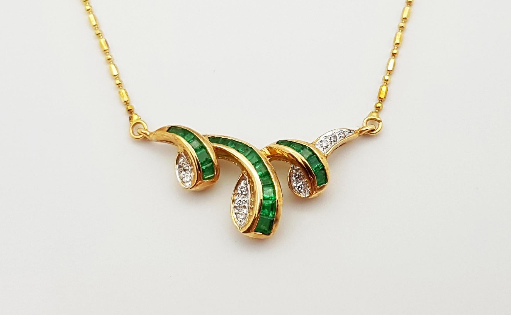 Contemporaneo Collana di smeraldi e diamanti con montatura in oro 18 carati in vendita