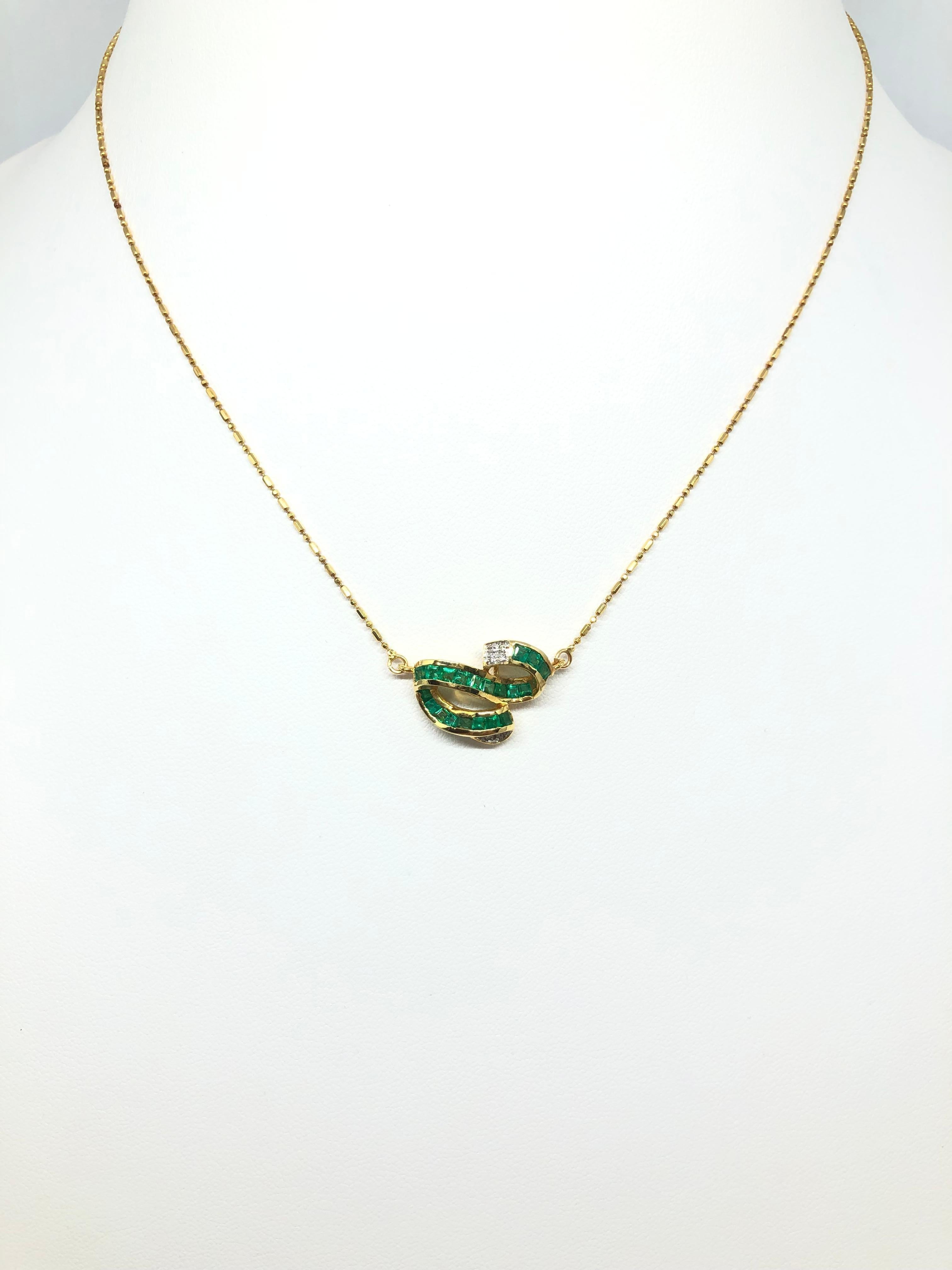 Halskette mit Smaragd und Diamant in 18 Karat Goldfassung (Carréeschliff) im Angebot