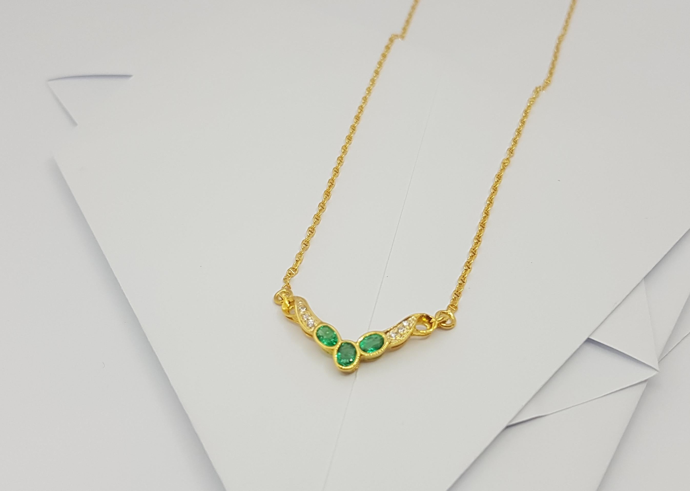 Collana di smeraldi e diamanti con montatura in oro 18 carati In condizioni Nuovo in vendita a Bangkok, TH