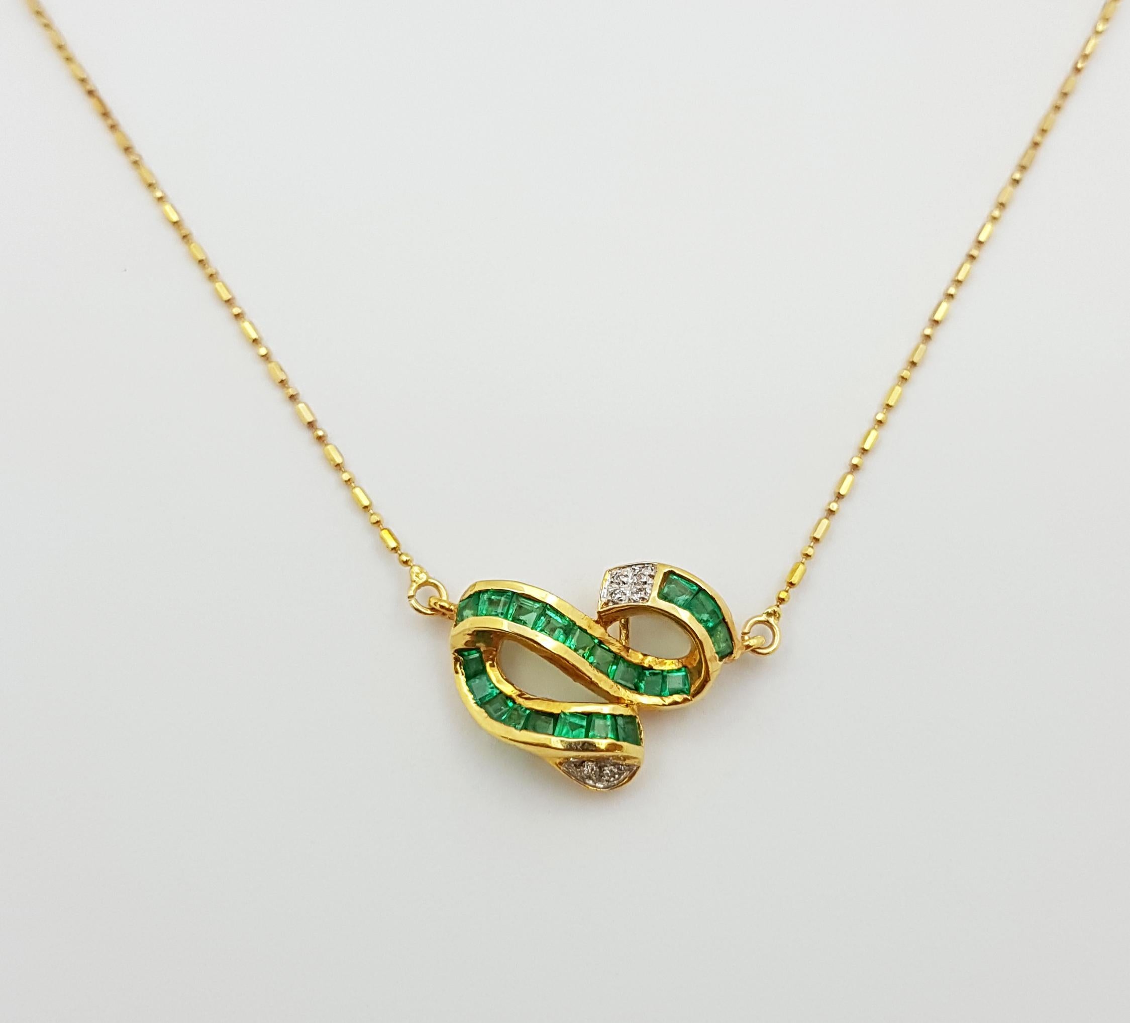 Emerald with Diamond Necklace Set in 18 Karat Gold Setting In New Condition For Sale In Bangkok, TH