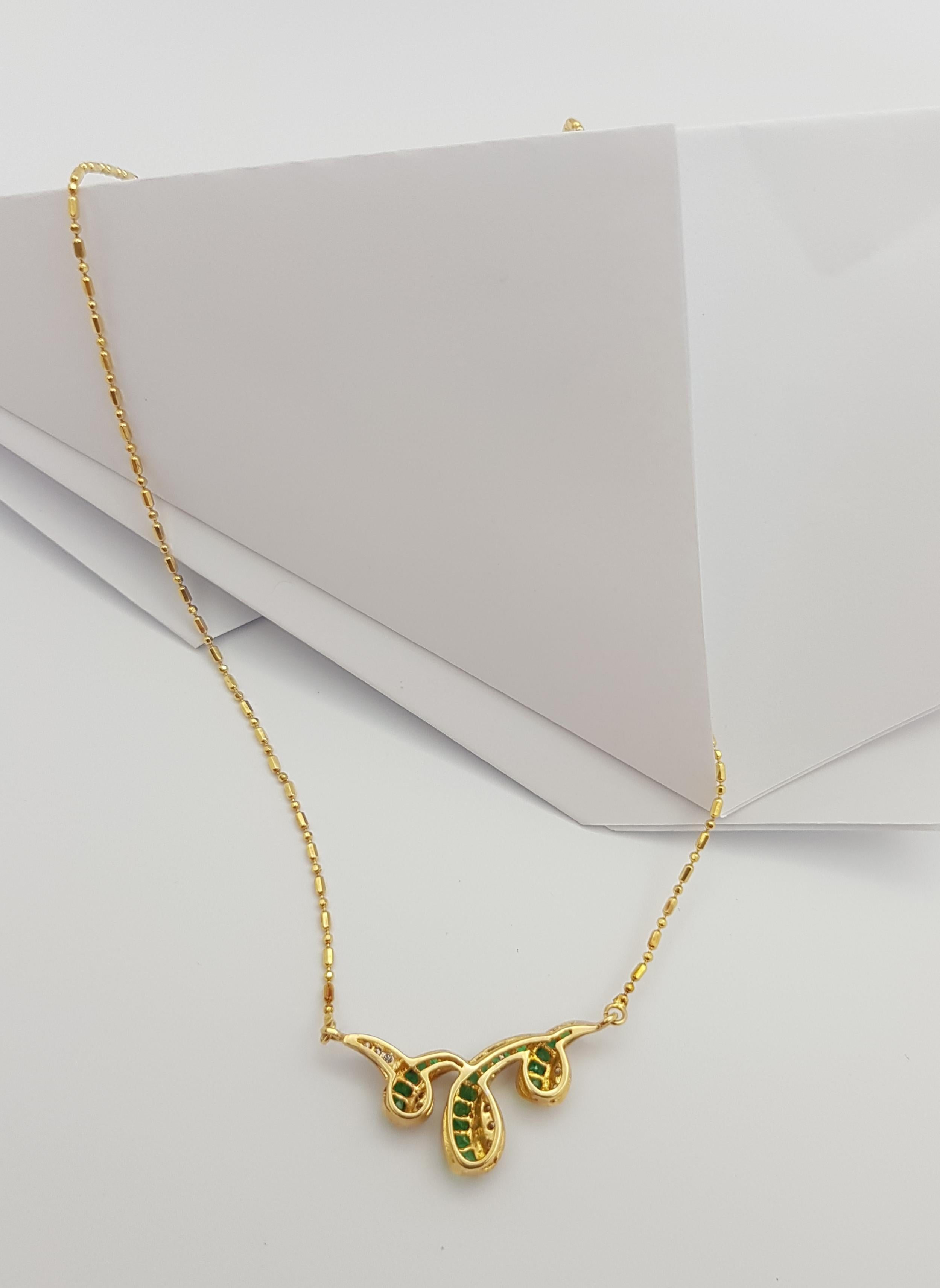 Collana di smeraldi e diamanti con montatura in oro 18 carati in vendita 2