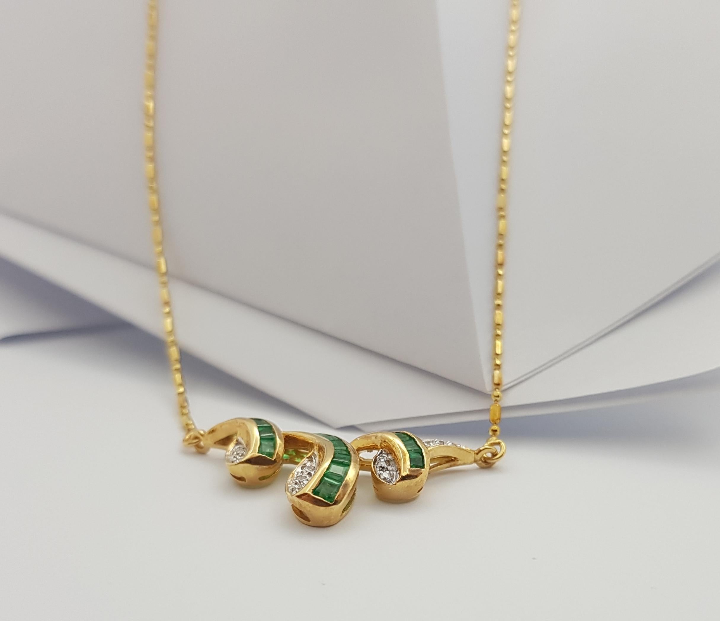Collana di smeraldi e diamanti con montatura in oro 18 carati in vendita 3