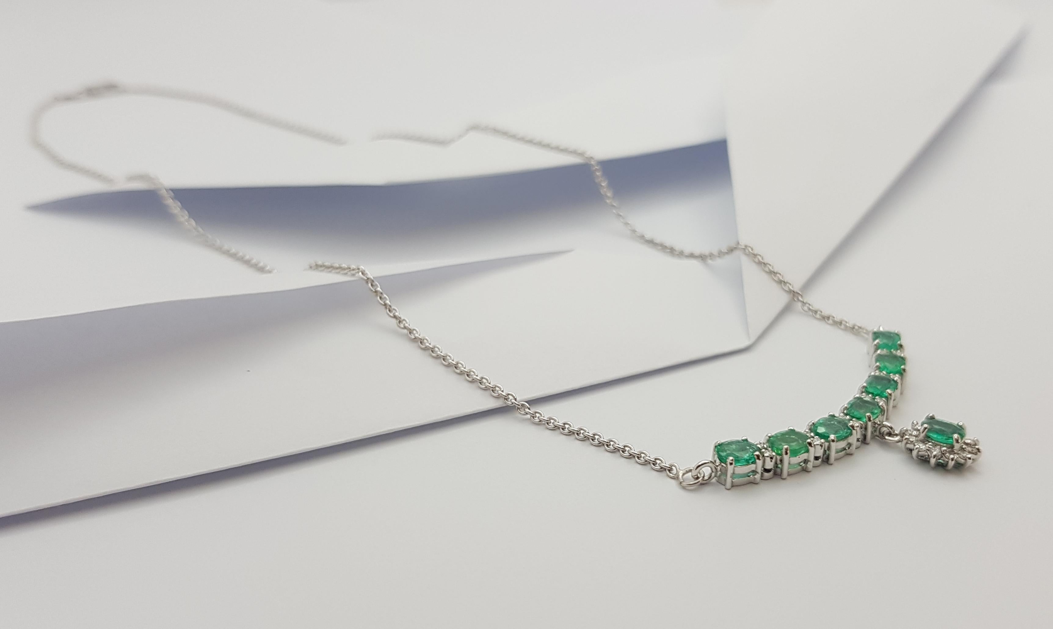 Emerald with Diamond Necklace Set in 18 Karat Gold Settings For Sale 4