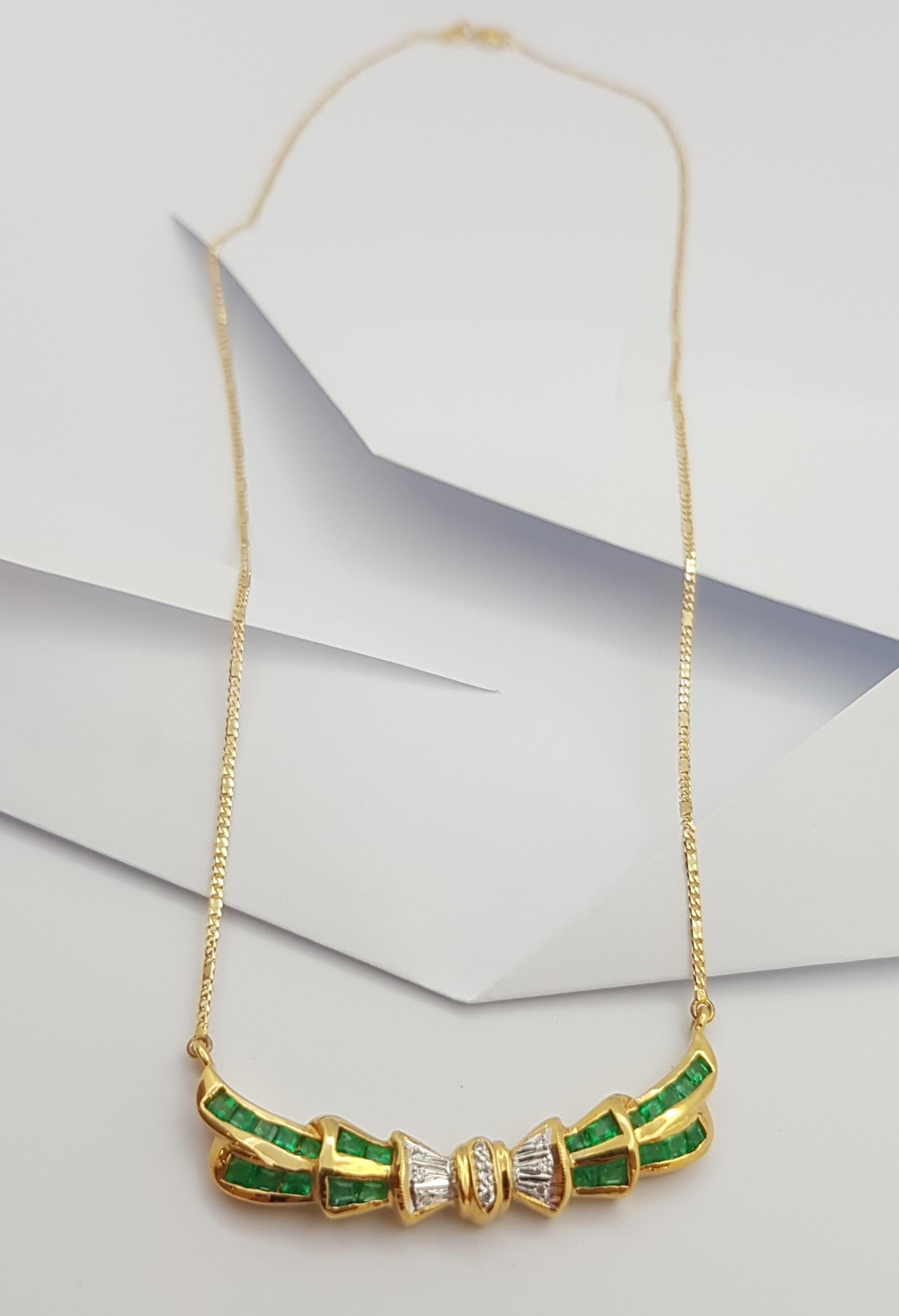 Emerald with Diamond Necklace Set in 18 Karat Gold Settings For Sale 5