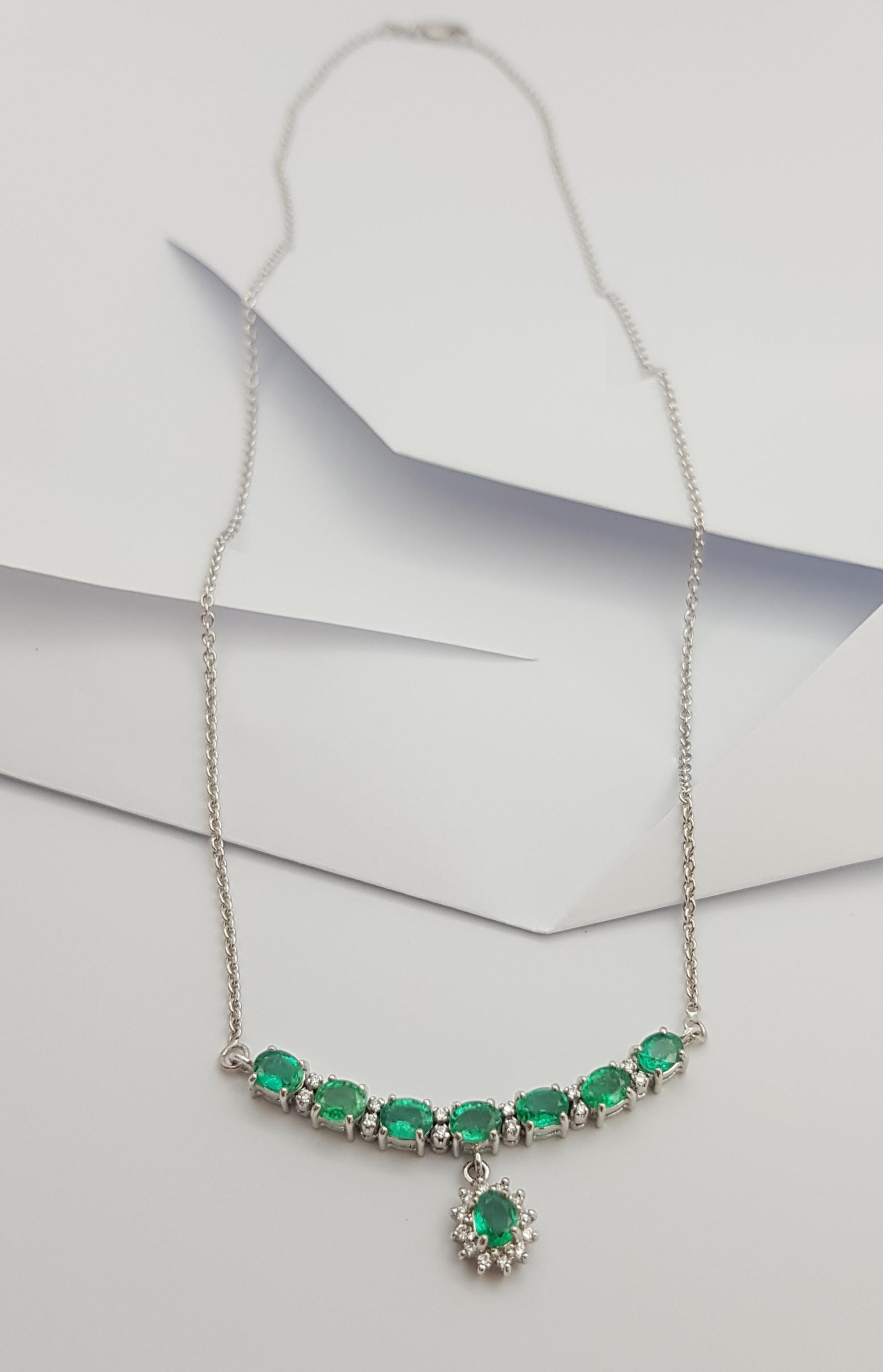 Emerald with Diamond Necklace Set in 18 Karat Gold Settings For Sale 6