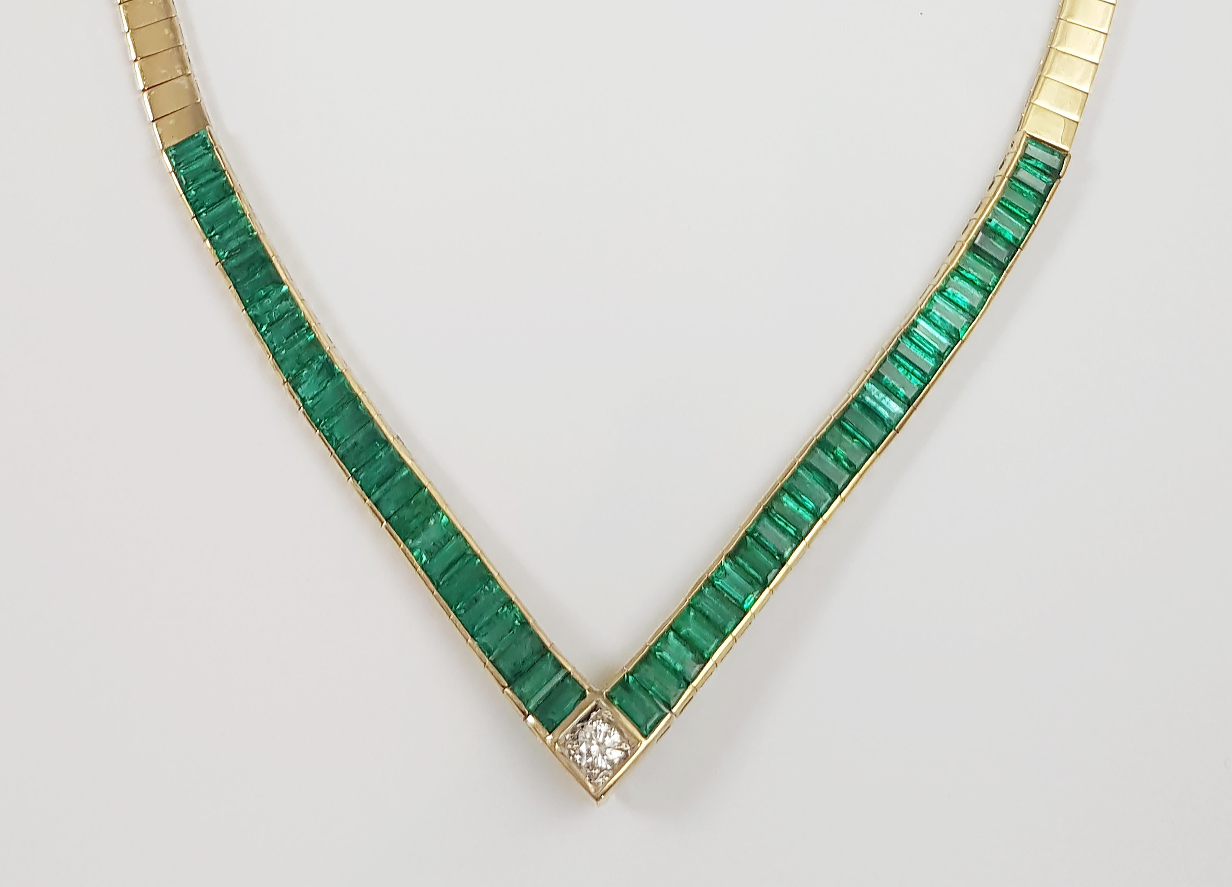 Smaragd 12,39 Karat mit Diamant 0,26 Karat Halskette in 18 Karat Goldfassung

Breite:  0.6 cm 
Länge: 46.0cm
Gesamtgewicht: 38,92 Gramm

