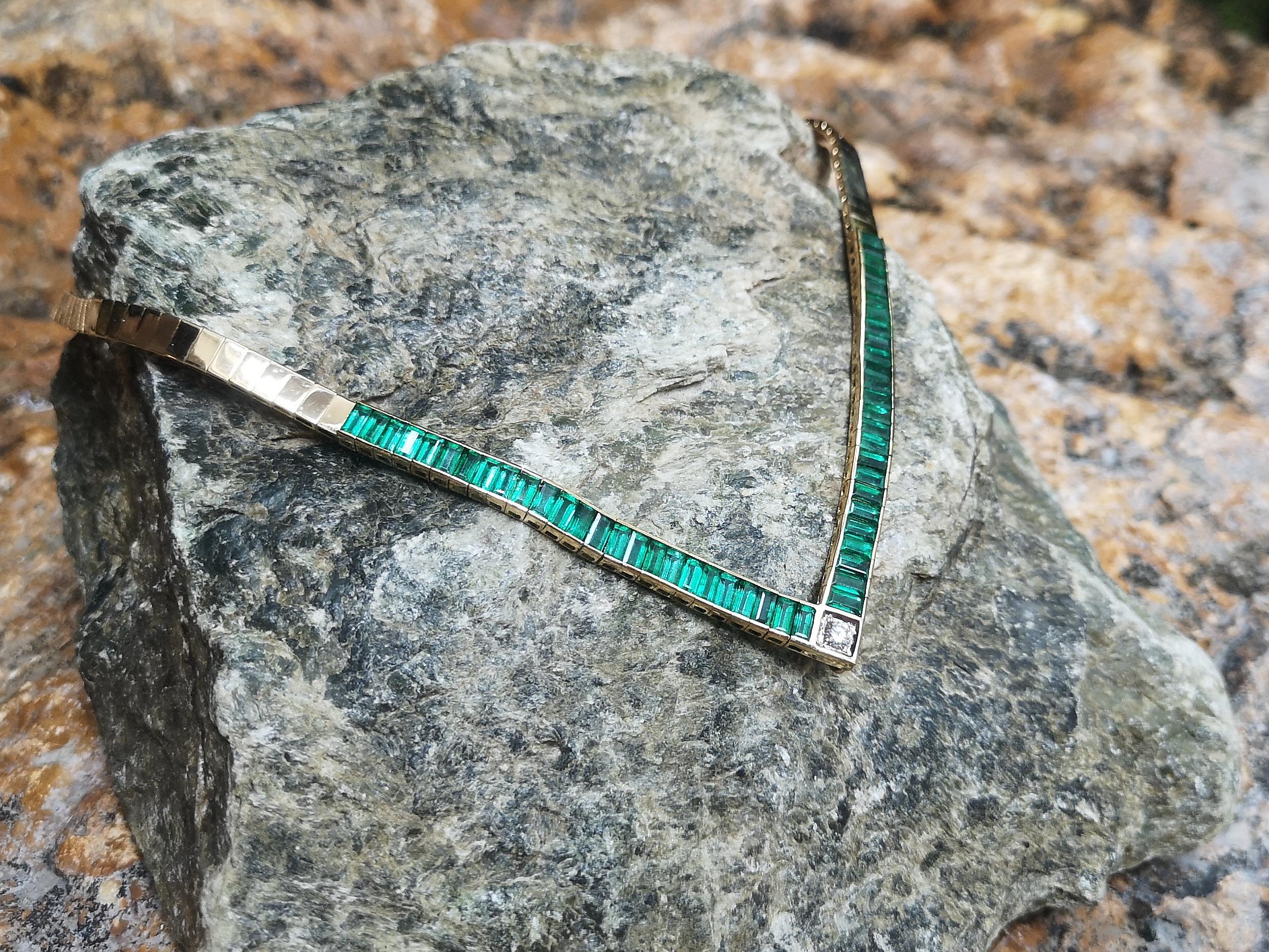 Smaragd mit Diamant-Halskette in 18 Karat Gold gefasst im Zustand „Neu“ im Angebot in Bangkok, TH