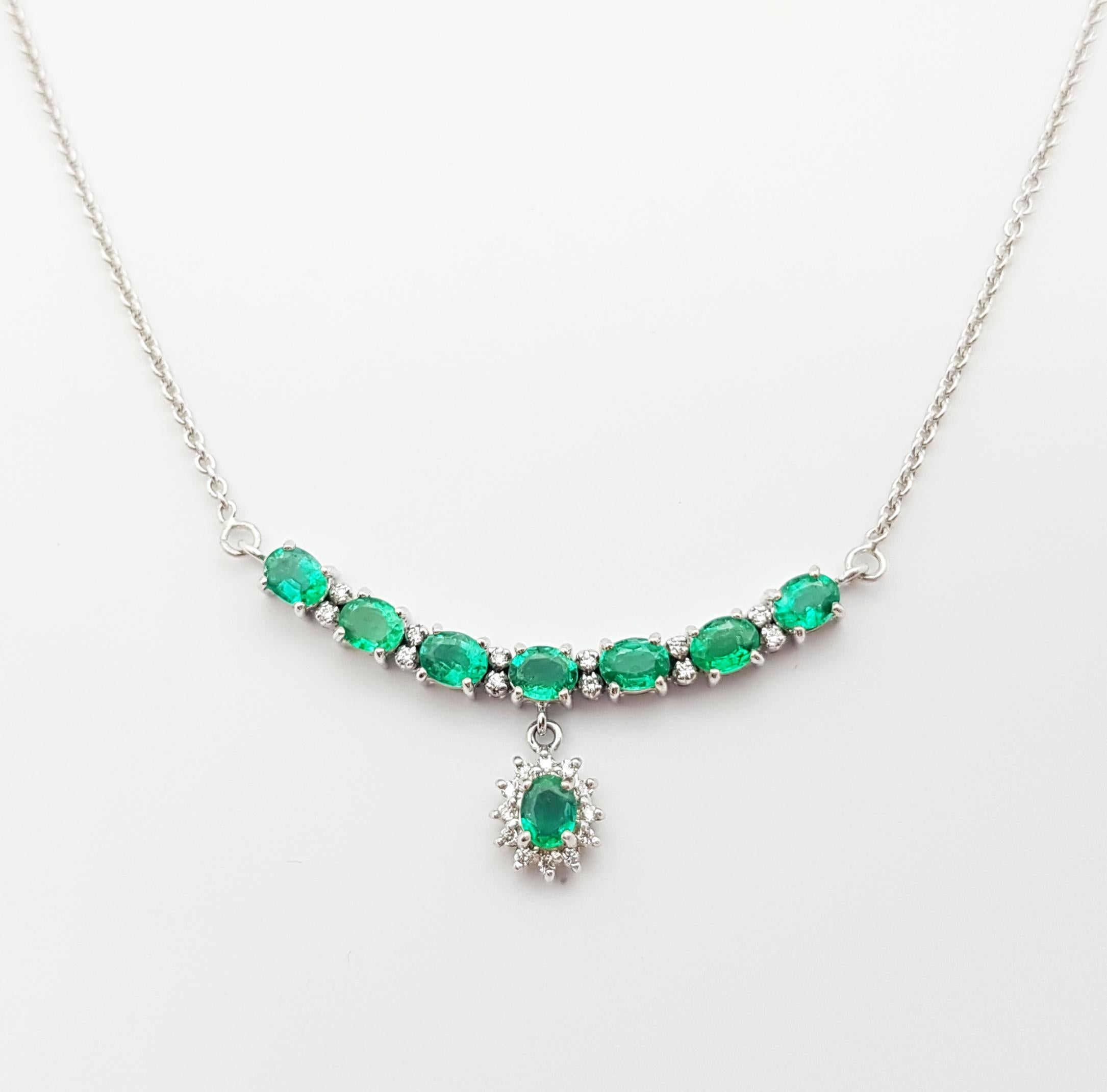 Emerald with Diamond Necklace Set in 18 Karat Gold Settings In New Condition For Sale In Bangkok, TH