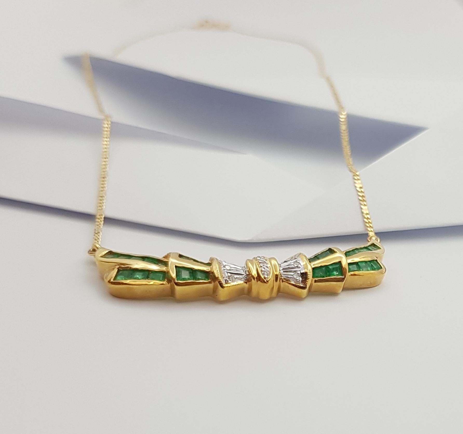 Emerald with Diamond Necklace Set in 18 Karat Gold Settings For Sale 3