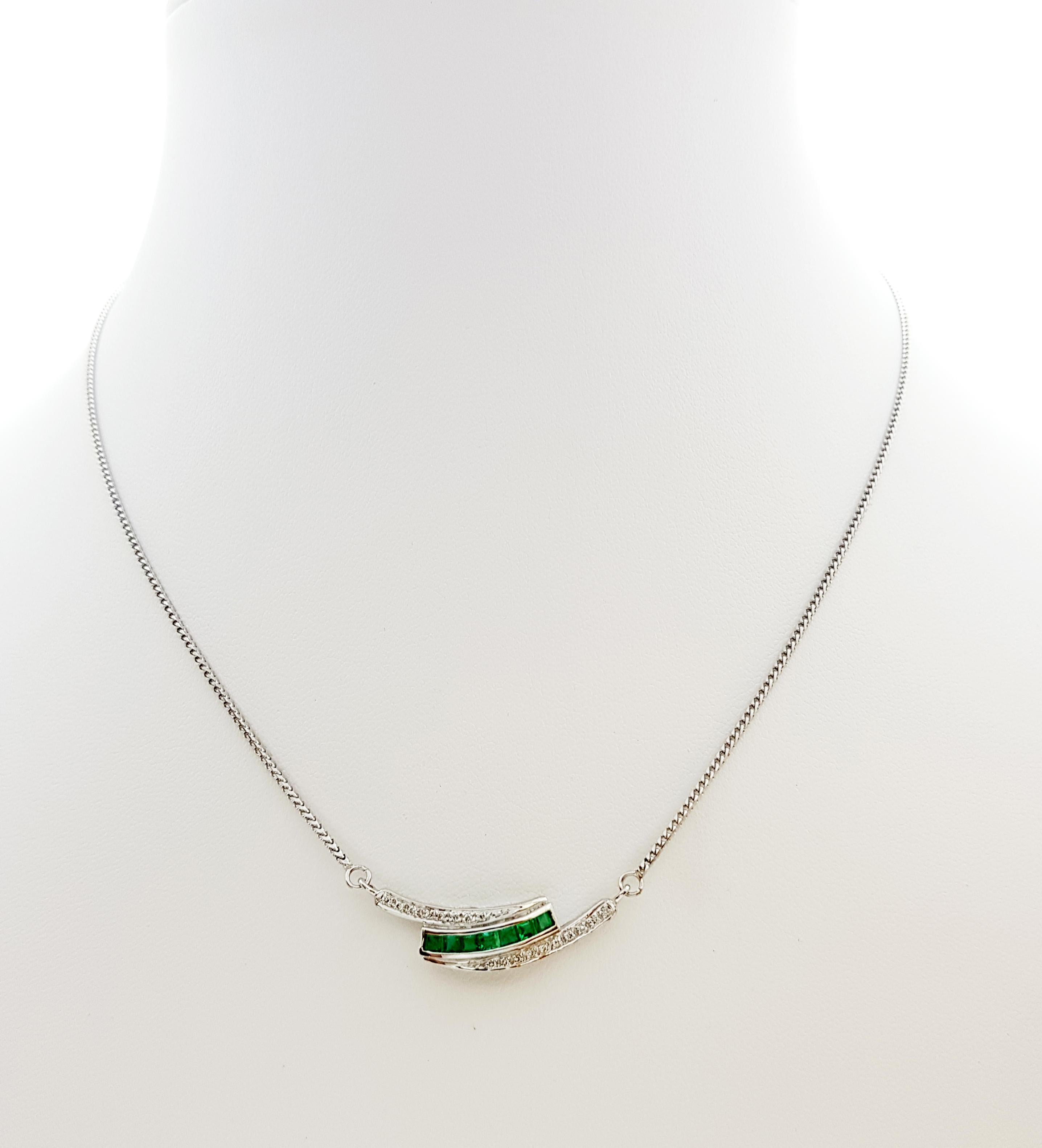 Smaragd 0,45 Karat mit Diamant 0,10 Karat Halskette in 18 Karat Weißgold gefasst

Breite: 0,7 cm 
Länge: 45,0 cm
Gesamtgewicht: 7,84 Gramm

