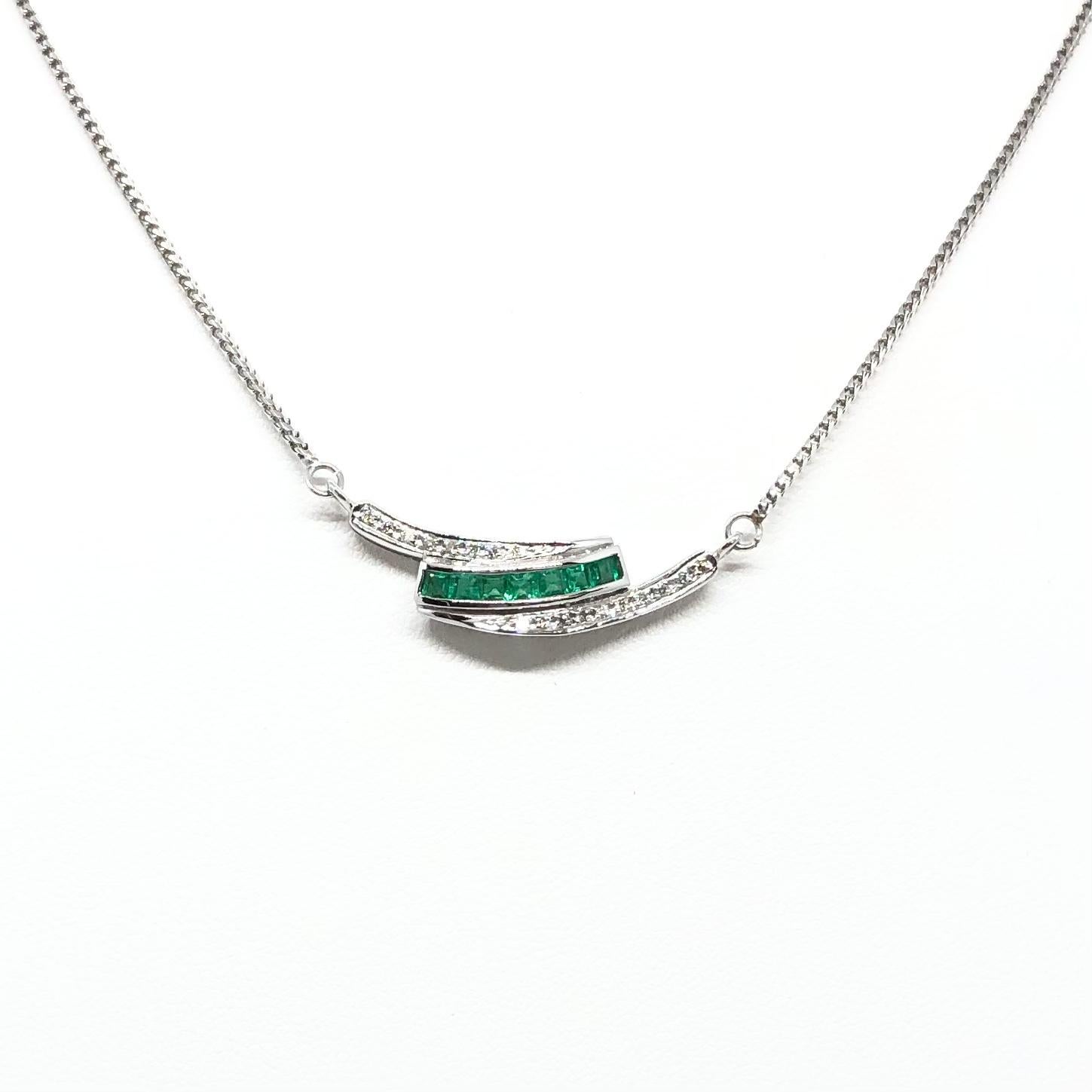 Emerald with Diamond Necklace Set in 18 Karat White Gold Settings In New Condition For Sale In Bangkok, TH