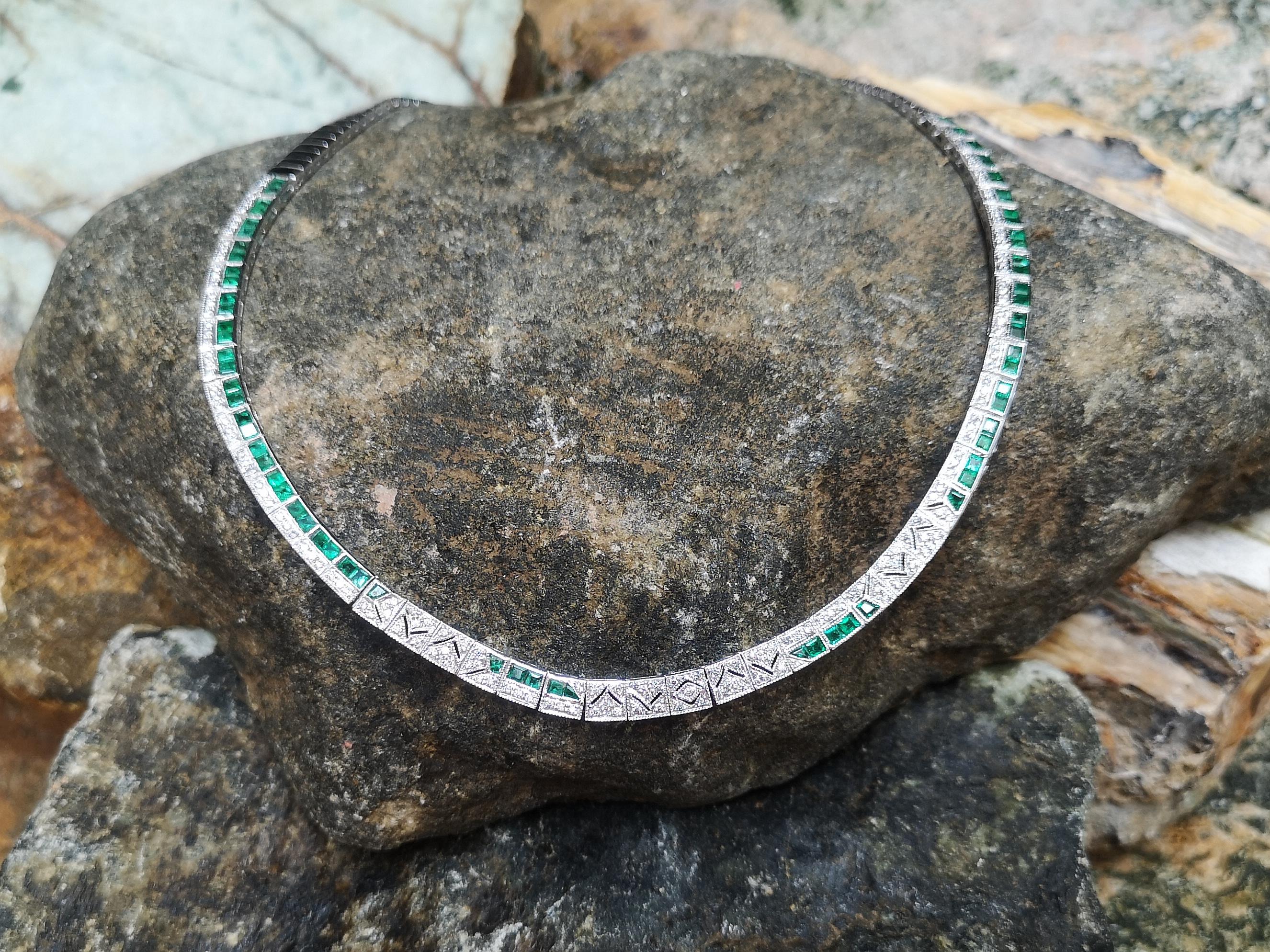 Emerald with Diamond Necklace Set in 18 Karat White Gold Settings In New Condition For Sale In Bangkok, TH