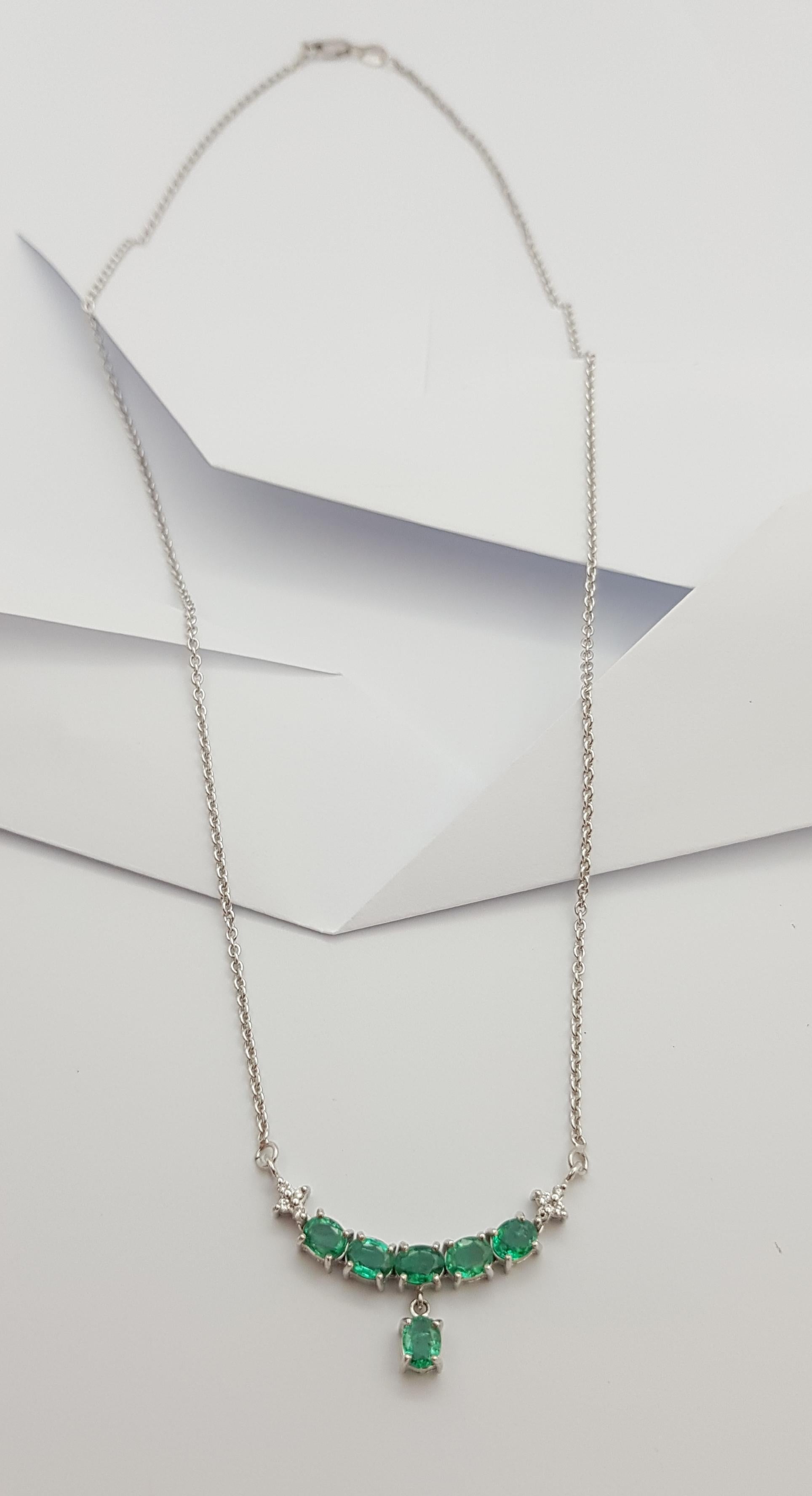 Smaragd mit Diamant-Halskette in 18 Karat Weißgold-Fassung im Zustand „Neu“ im Angebot in Bangkok, TH