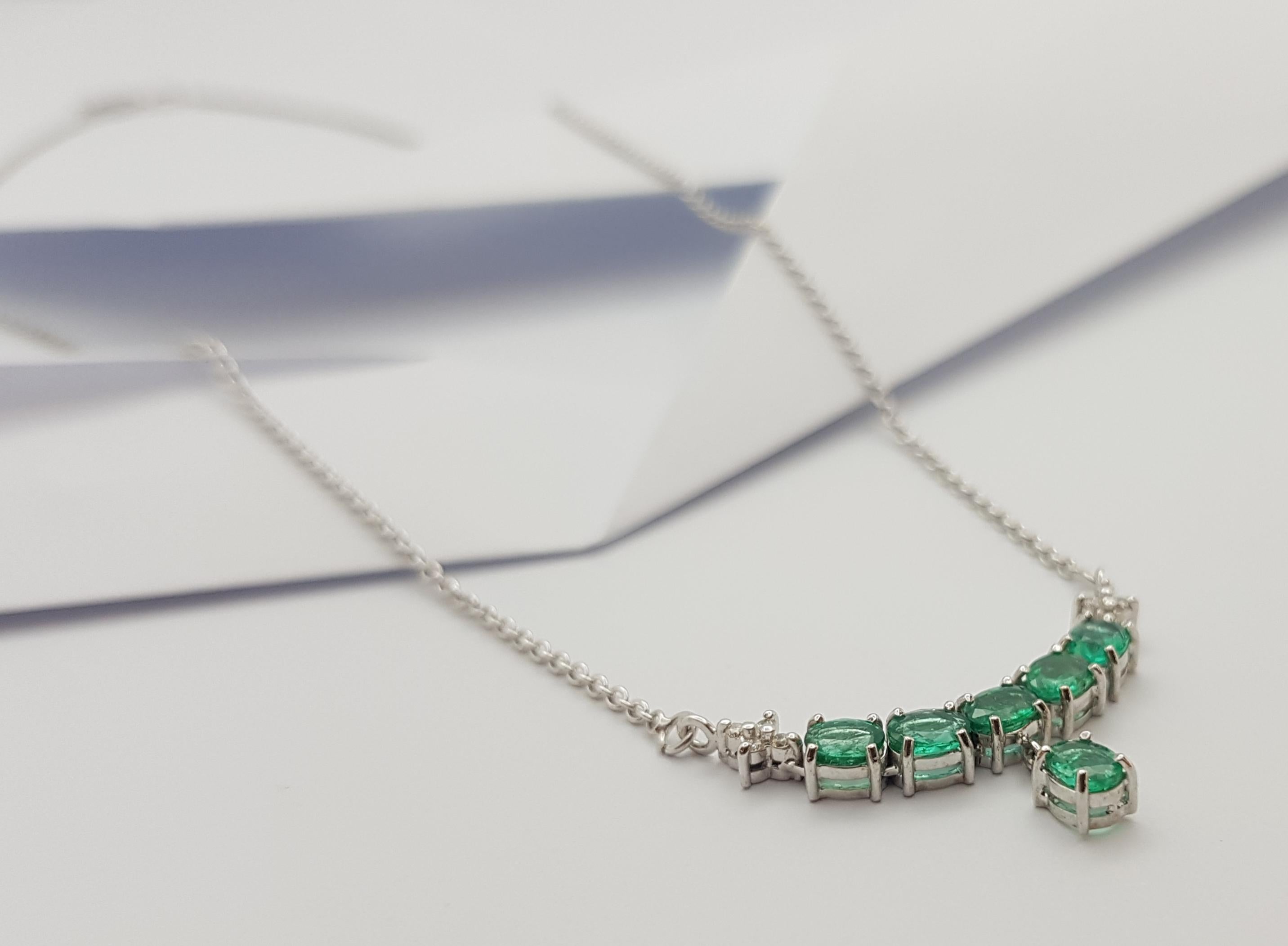 Emerald with Diamond Necklace Set in 18 Karat White Gold Settings In New Condition For Sale In Bangkok, TH