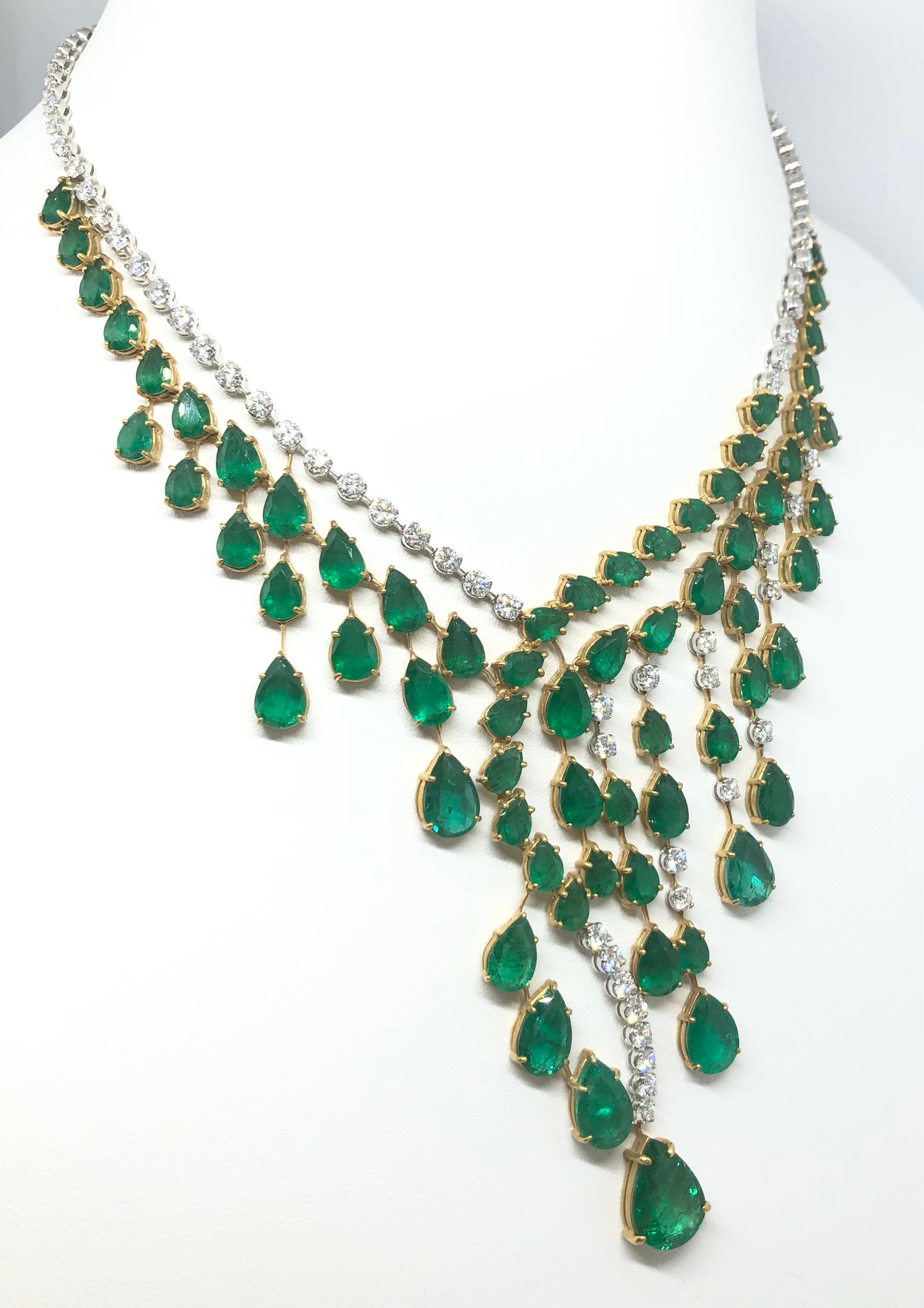 Emerald with Diamond Necklace Set in 18 Karat White Gold Settings In New Condition For Sale In Bangkok, TH