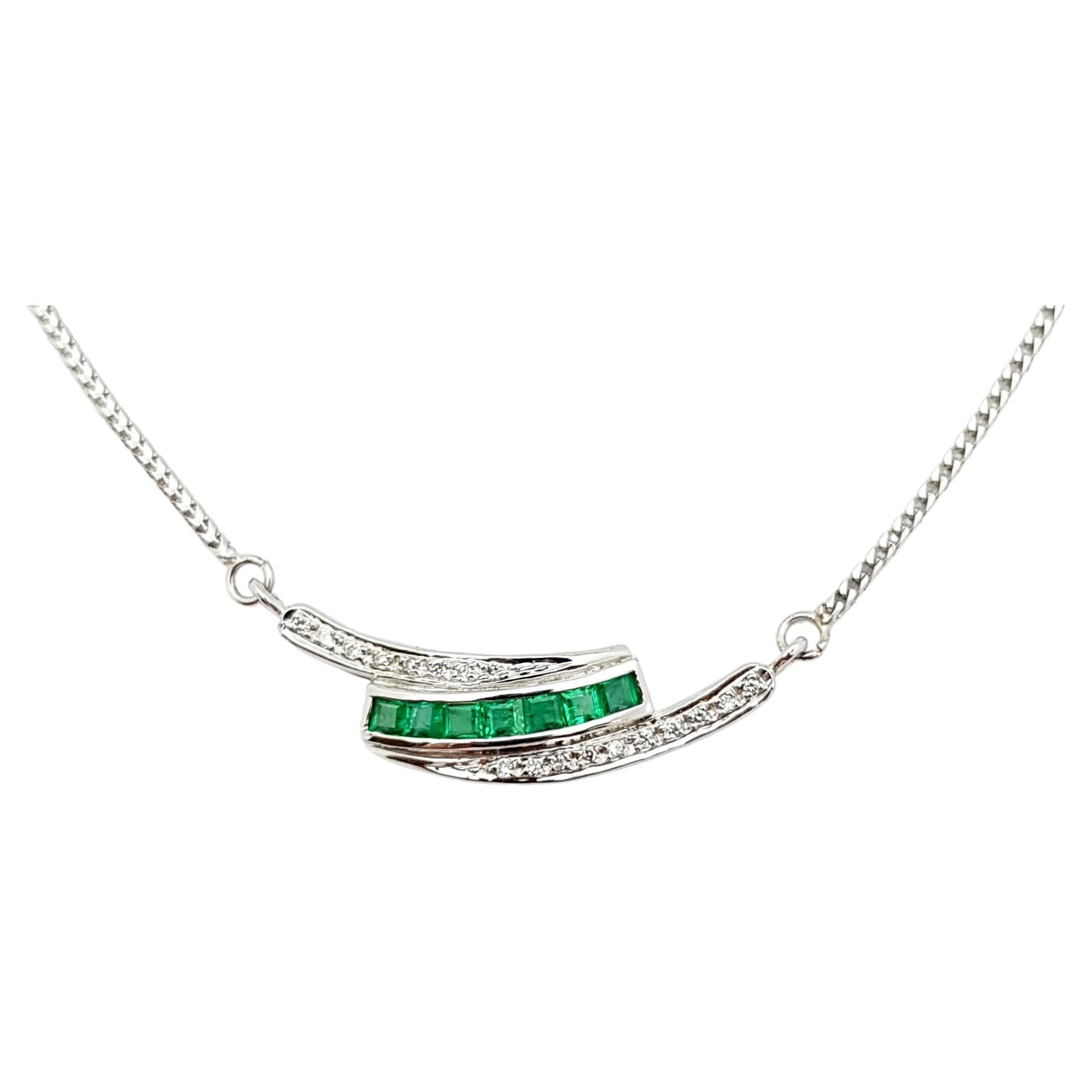 Smaragd- und Diamant-Halskette aus 18 Karat Weißgold in Fassungen im Angebot