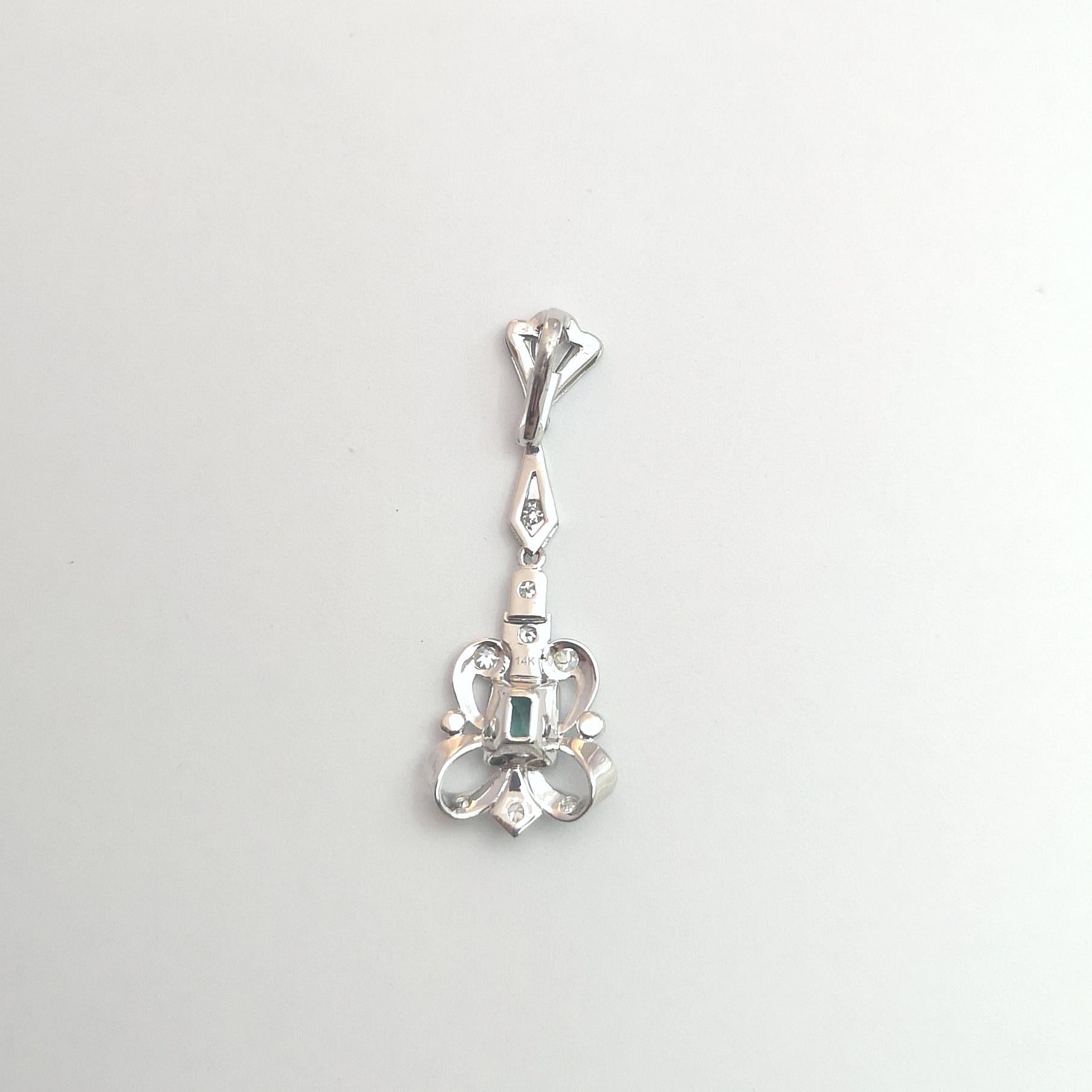 Smaragd- und Diamant-Anhänger in 14K Weißgold-Fassung im Angebot 1