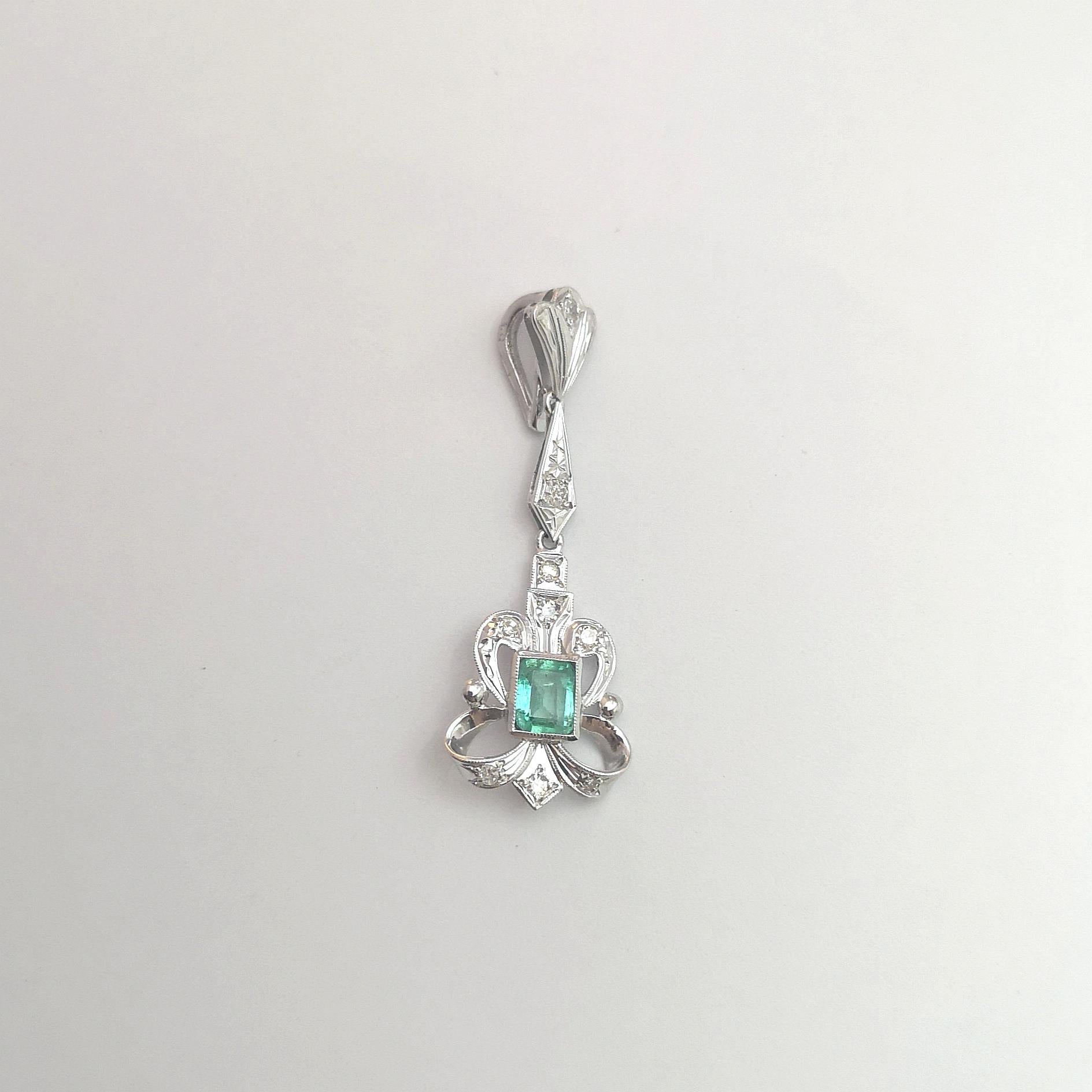 Smaragd- und Diamant-Anhänger in 14K Weißgold-Fassung im Angebot 3