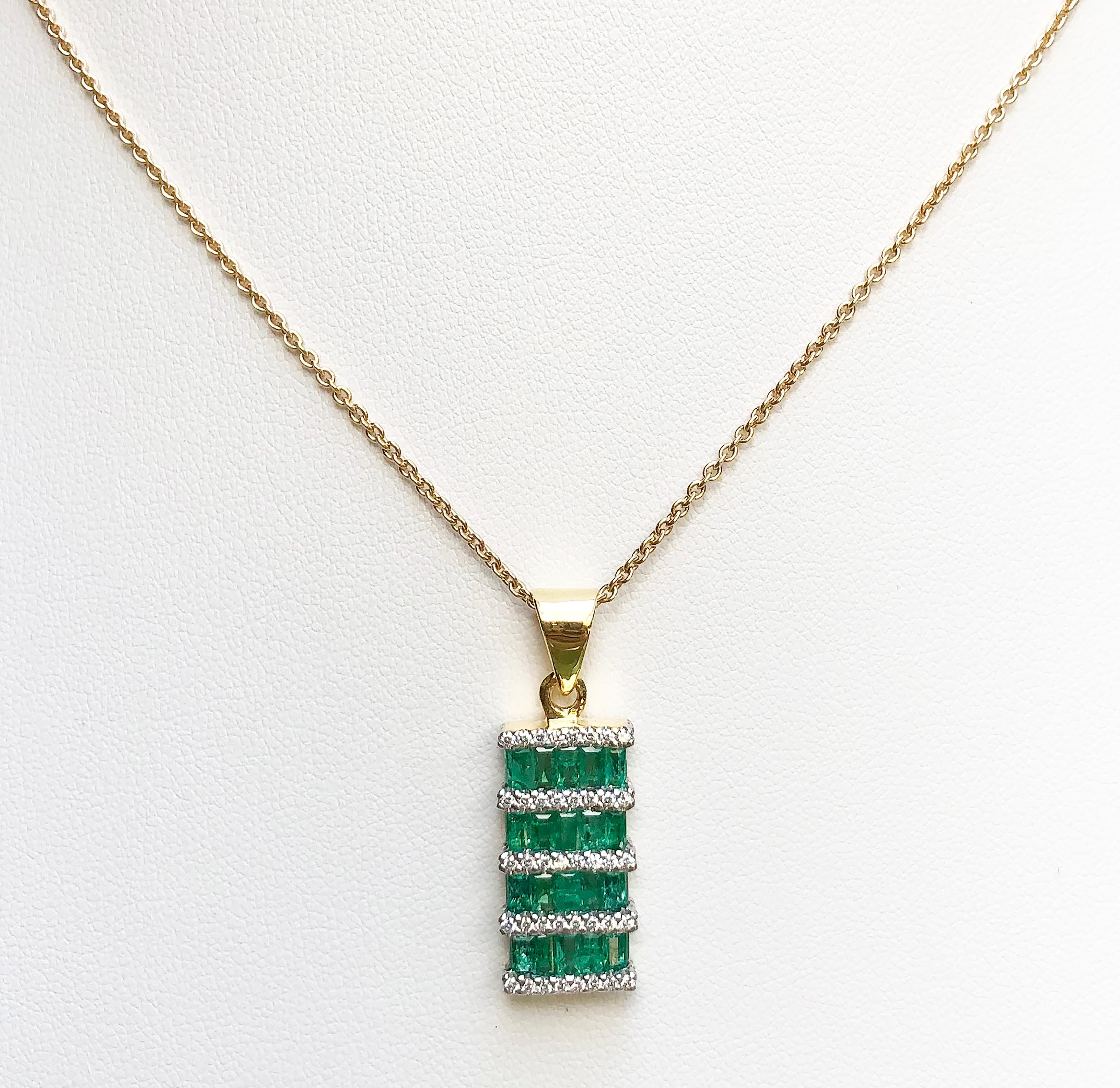 Pendentif en émeraude 1,94 carat et diamant 0,28 carat serti dans une monture en or 18 carats
(chaîne non incluse)

Largeur :  1.0 cm 
Longueur : 3,0 cm
Poids total : 5,49 grammes

