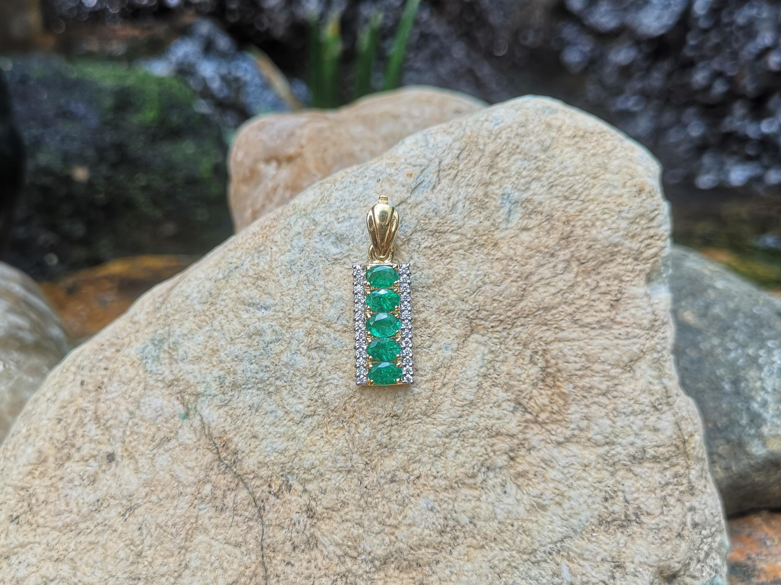 Smaragd mit Diamant-Anhänger in 18 Karat Goldfassung gefasst (Ovalschliff) im Angebot