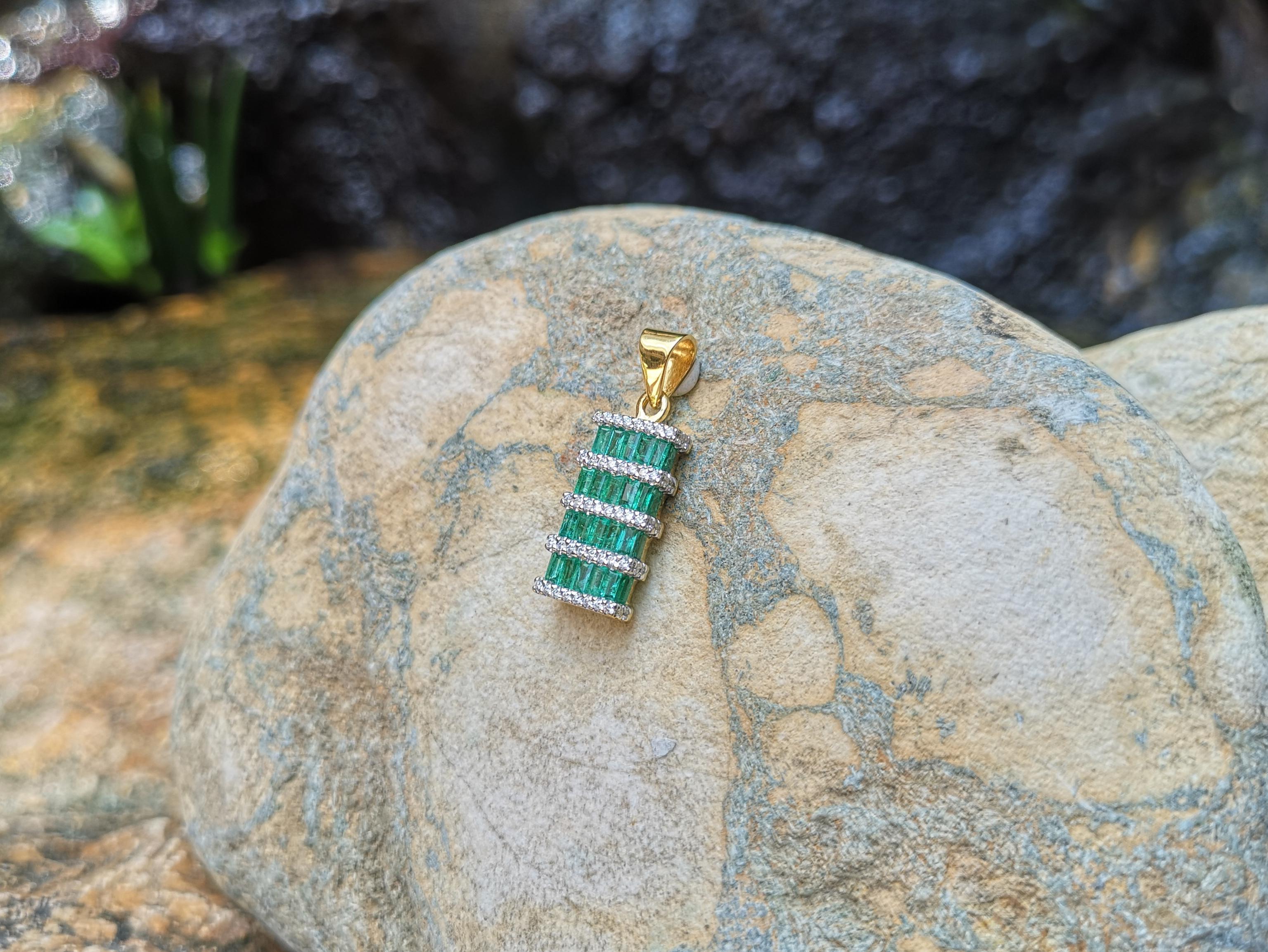 Emerald with Diamond Pendant Set in 18 Karat Gold Setting In New Condition For Sale In Bangkok, TH