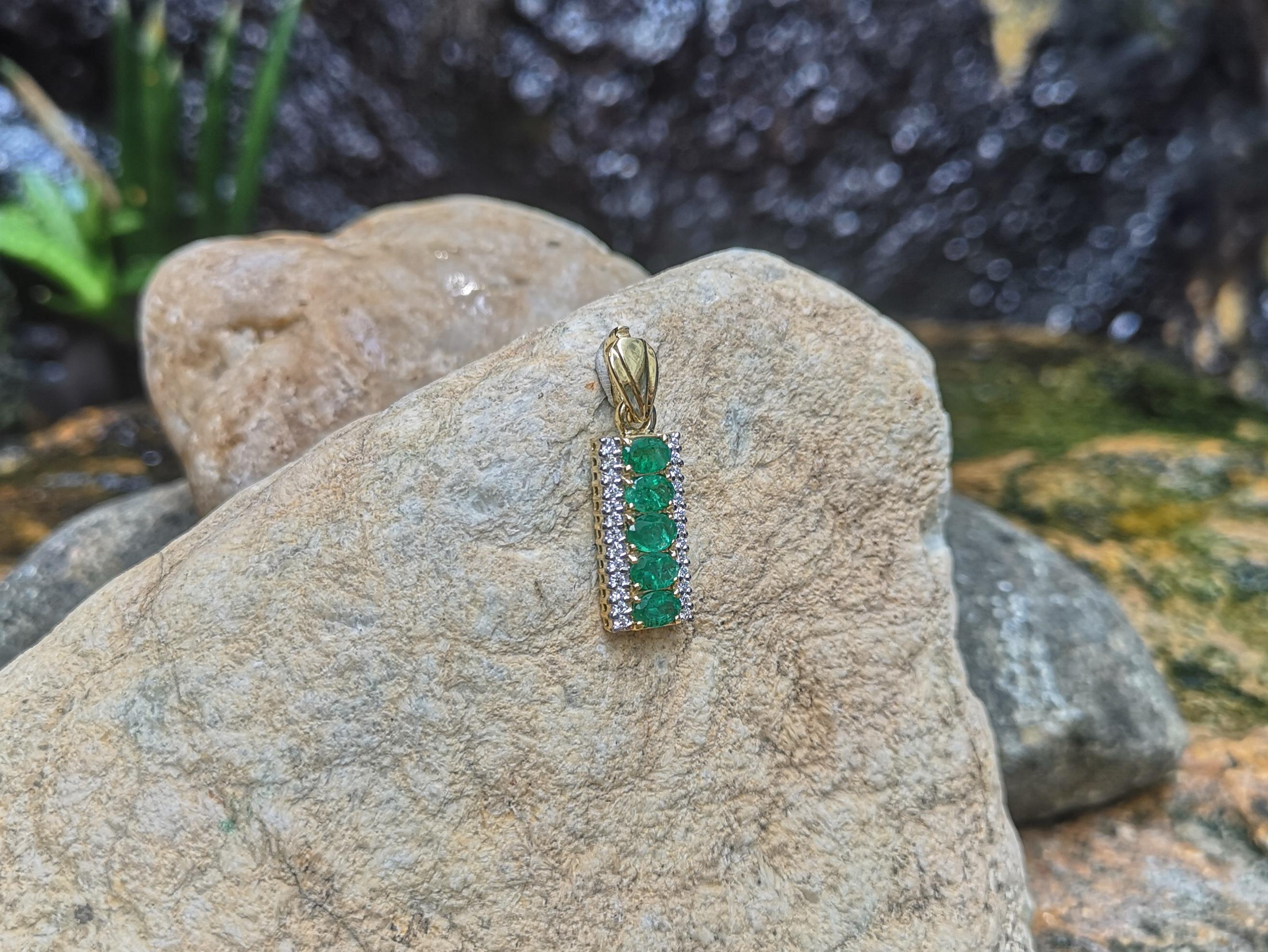 Smaragd mit Diamant-Anhänger in 18 Karat Goldfassung gefasst im Zustand „Neu“ im Angebot in Bangkok, TH