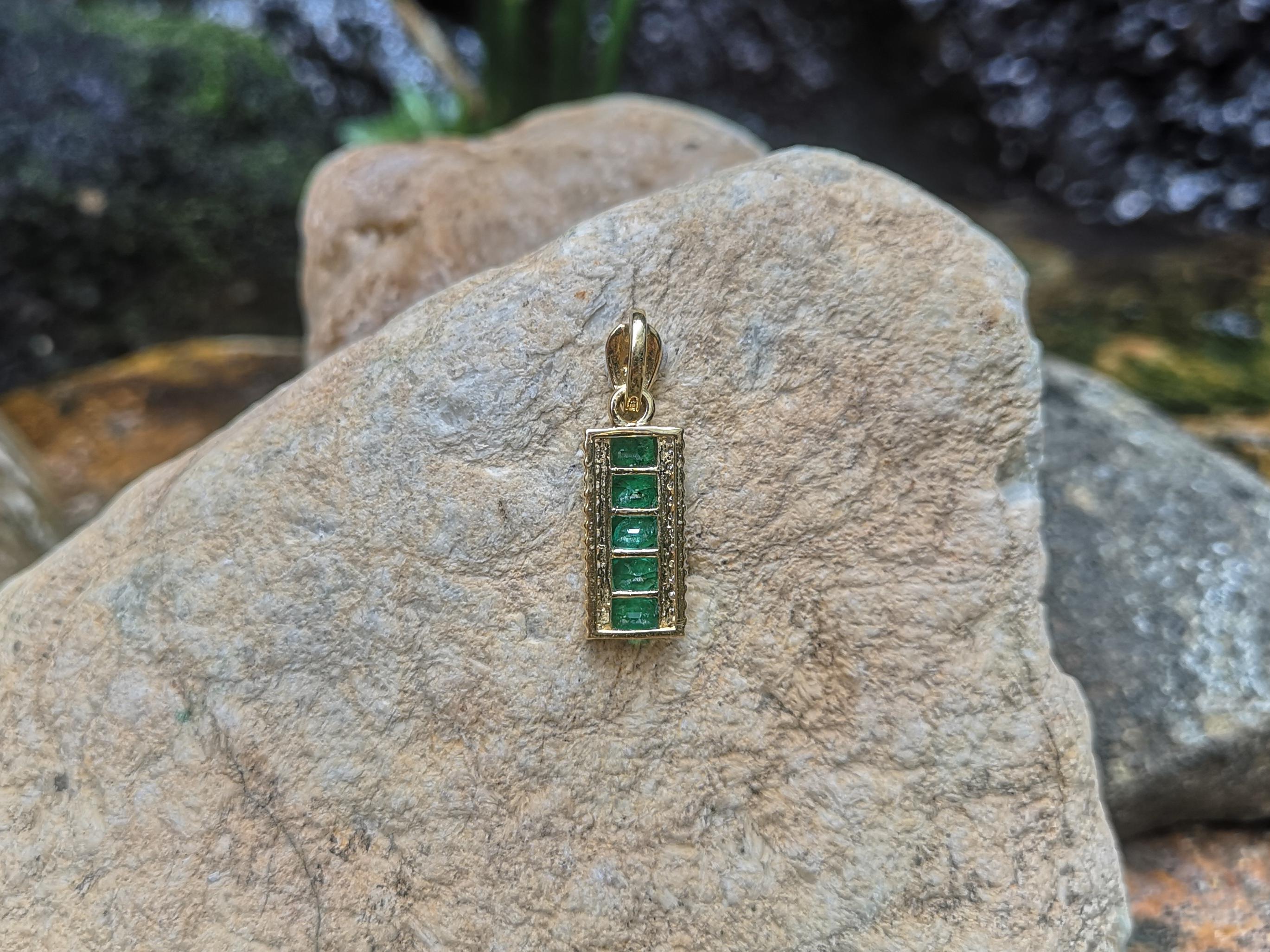 Smaragd mit Diamant-Anhänger in 18 Karat Goldfassung gefasst Damen im Angebot