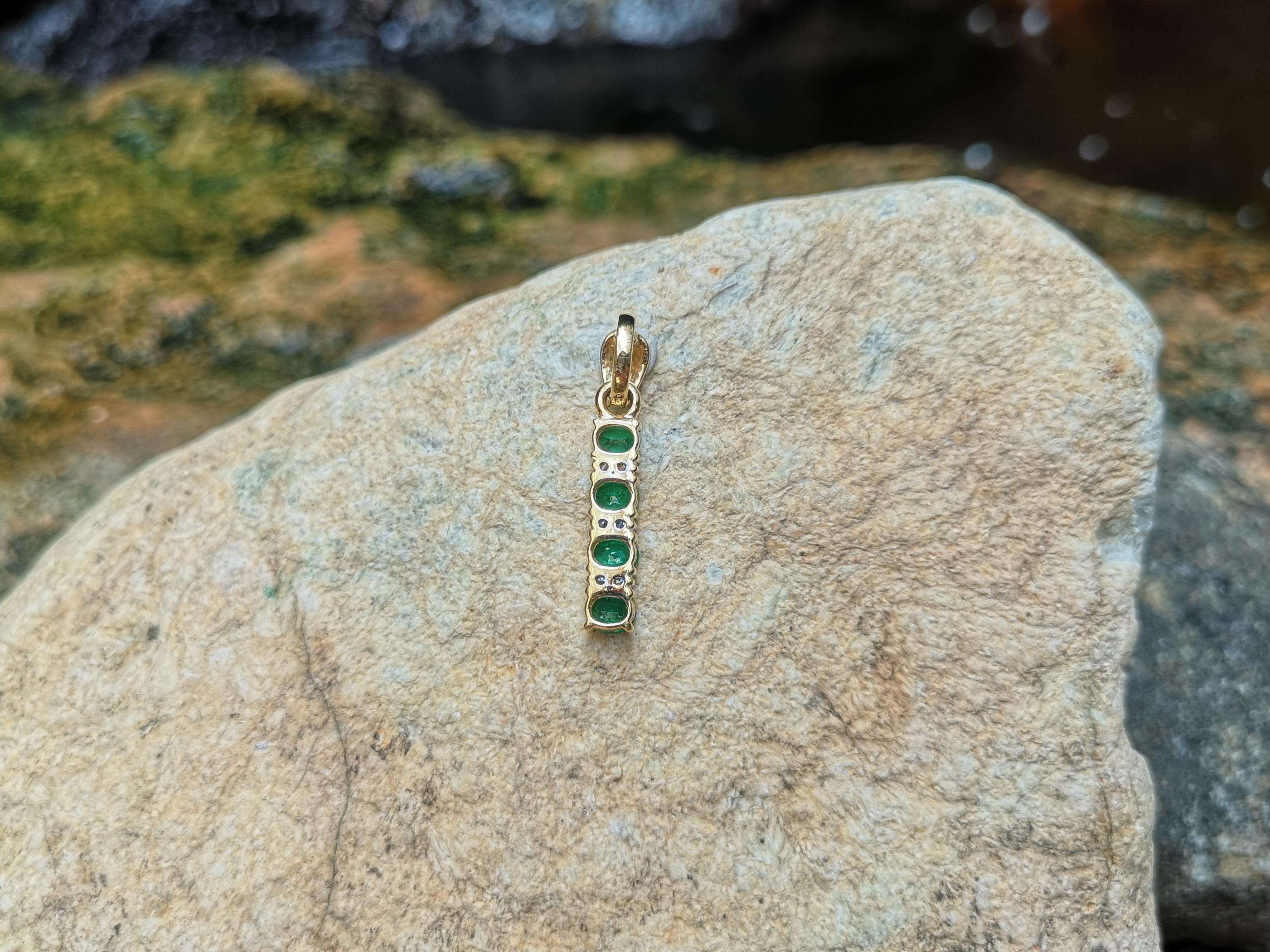 Emerald with Diamond Pendant Set in 18 Karat Gold Setting In New Condition For Sale In Bangkok, TH
