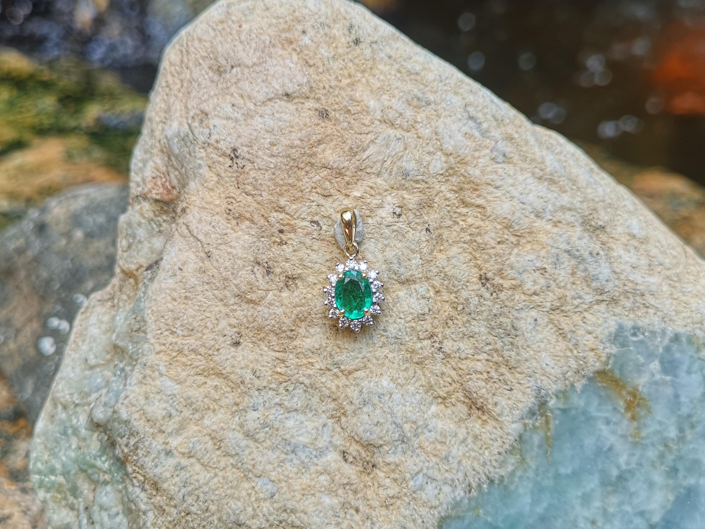 emerald diamond pendant set