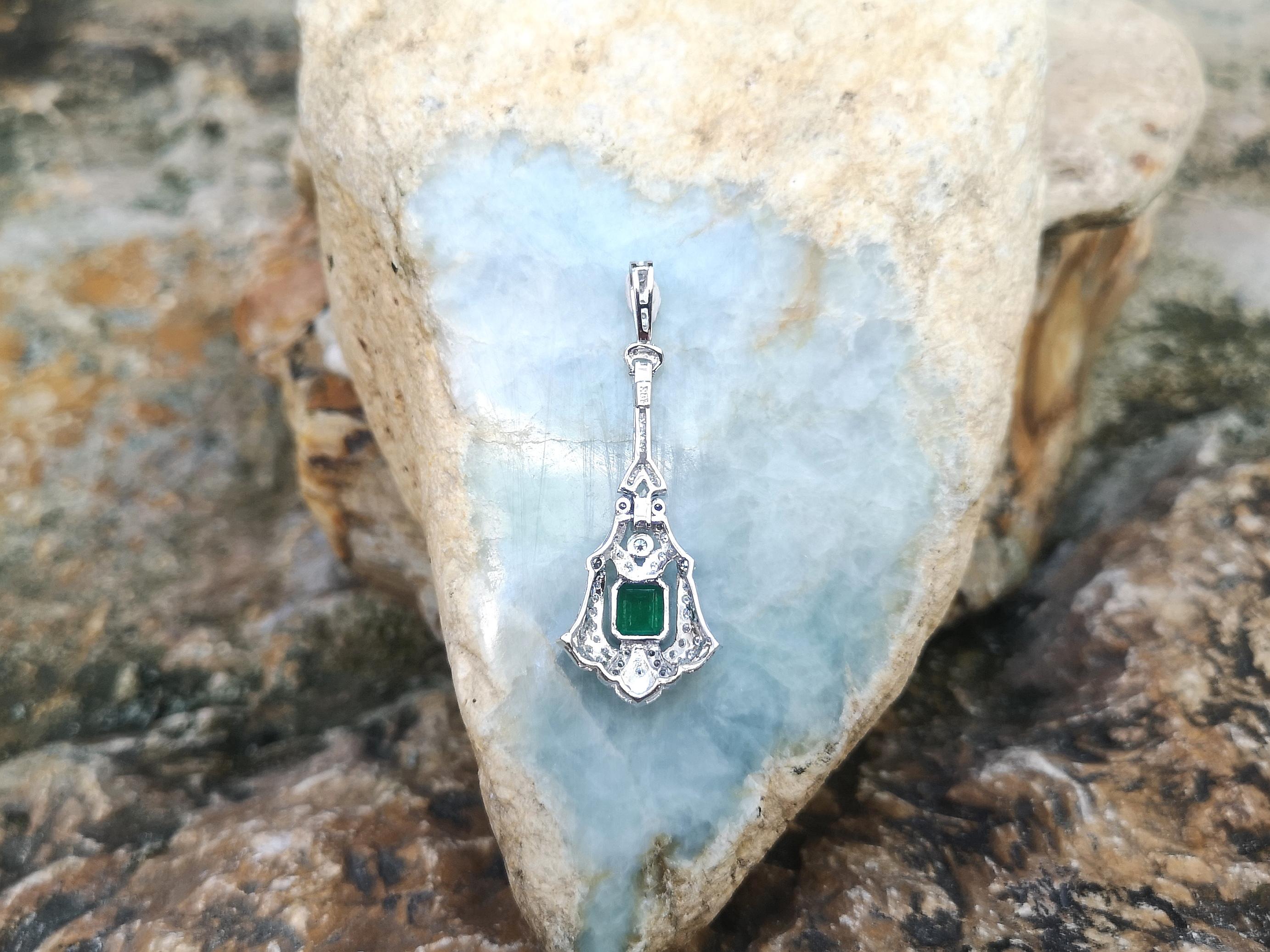 Smaragd mit Diamant-Anhänger in 18 Karat Weißgold gefasst im Zustand „Neu“ im Angebot in Bangkok, TH