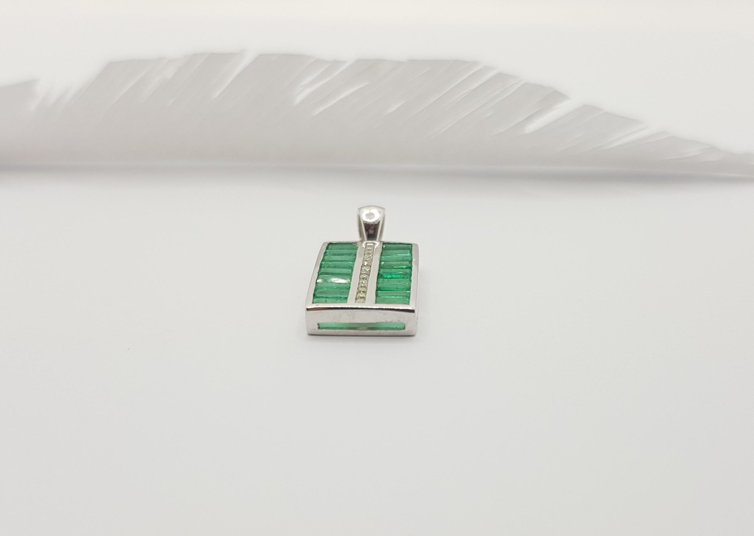 Emerald with Diamond Pendant Set in 18 Karat White Gold Settings In New Condition For Sale In Bangkok, TH